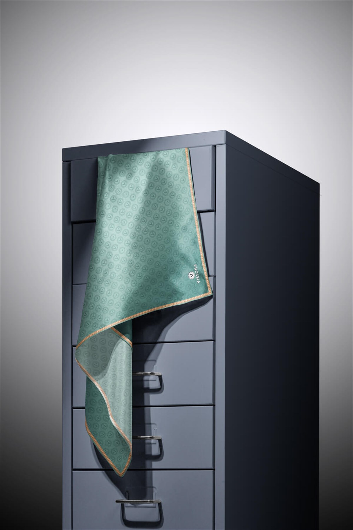 %100 Twill İpek Monogram Desenli Benetton Yeşili Renkli 90x90 Eşarp Dikim Şekli : El Dikişi