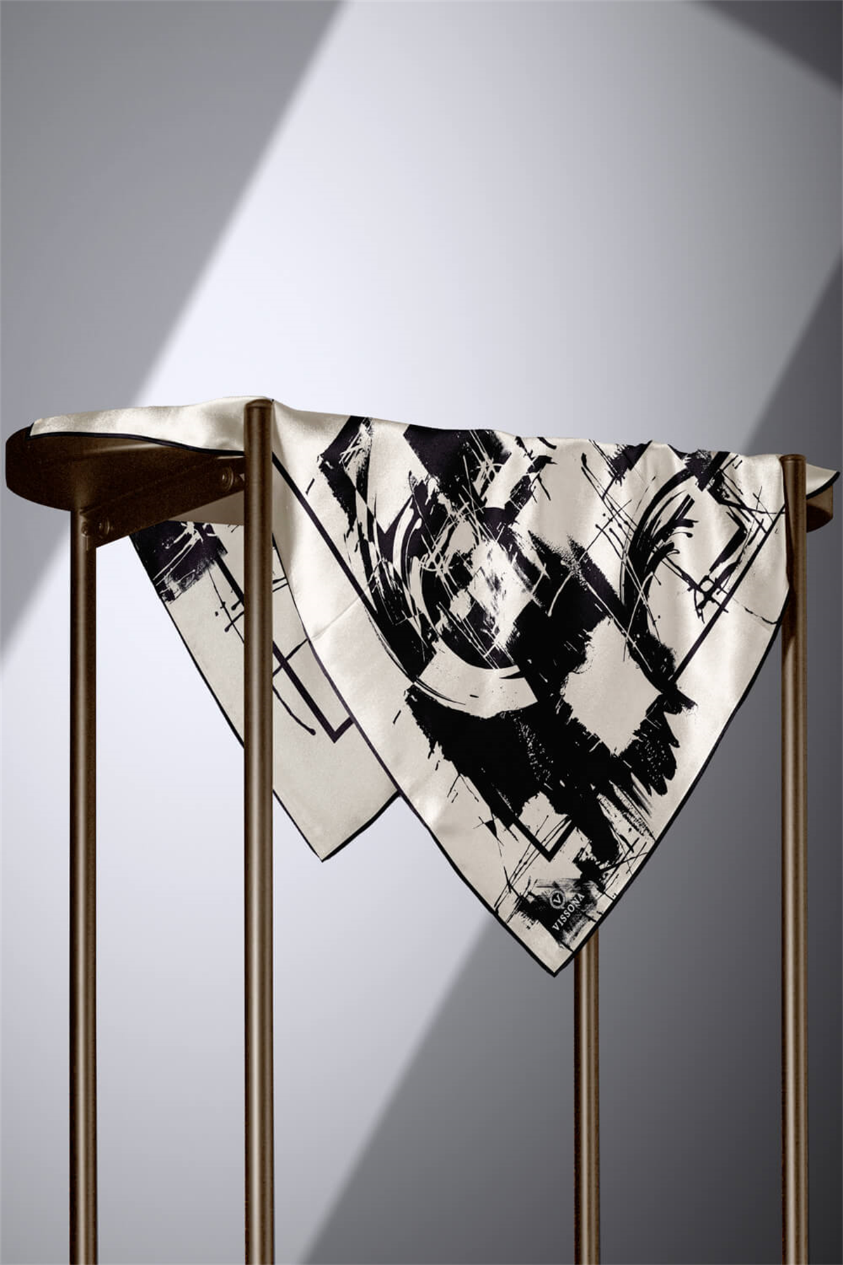 % 57 İPEK % 43 VİSKON Twill İpek Geometrik Desenli Krem - Siyah Renkli 90x90 Eşarp Dikim Şekli : El Dikişi