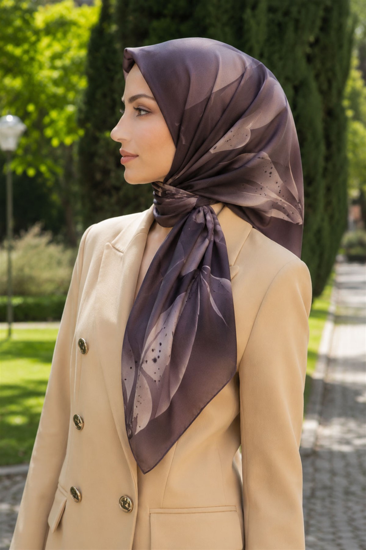 %100 Twill İpek Çiçek Desenli Bej Renkli 90x90 Eşarp Dikim Şekli : El Dikişi
