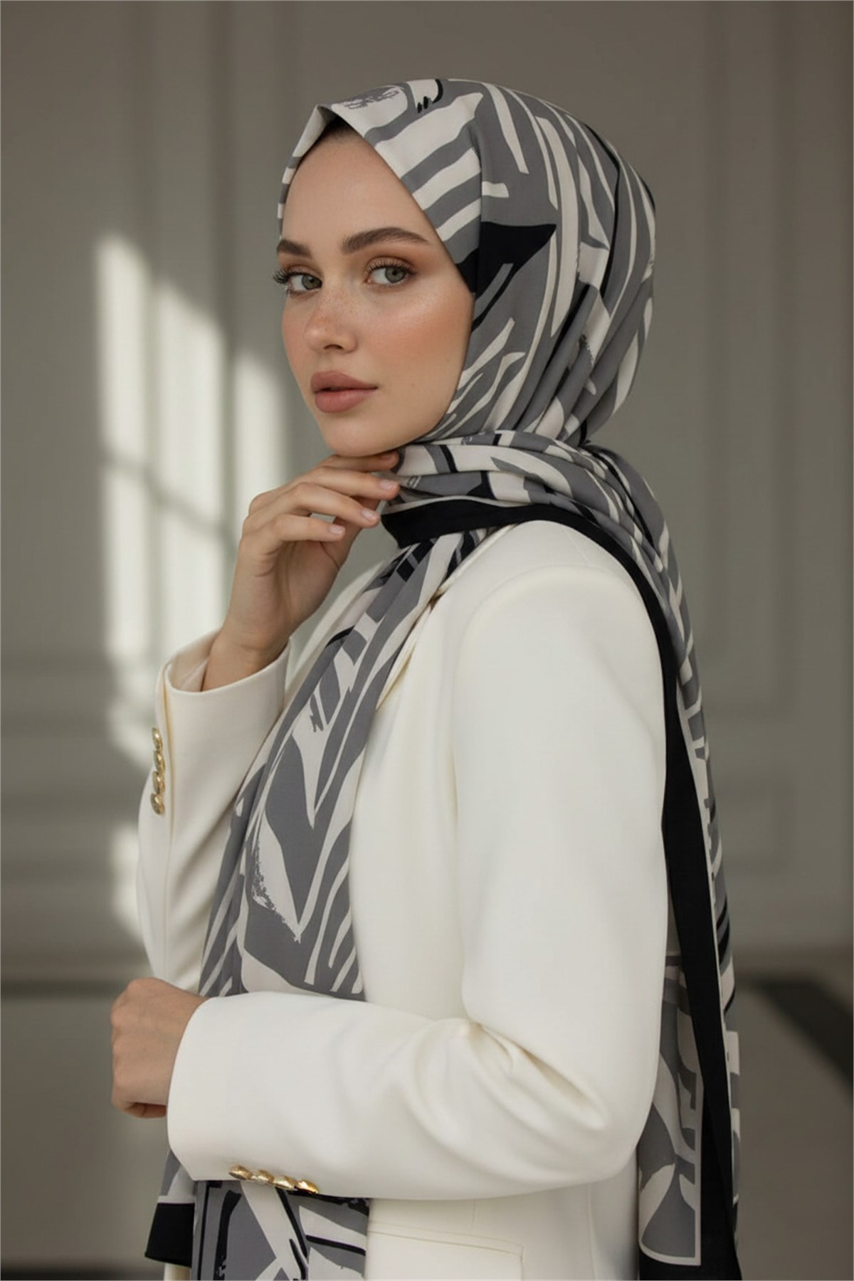 KREP ÇİZGİ DESENLİ GRİ RENKLİ 75X195 KIRIŞMAZ ŞAL