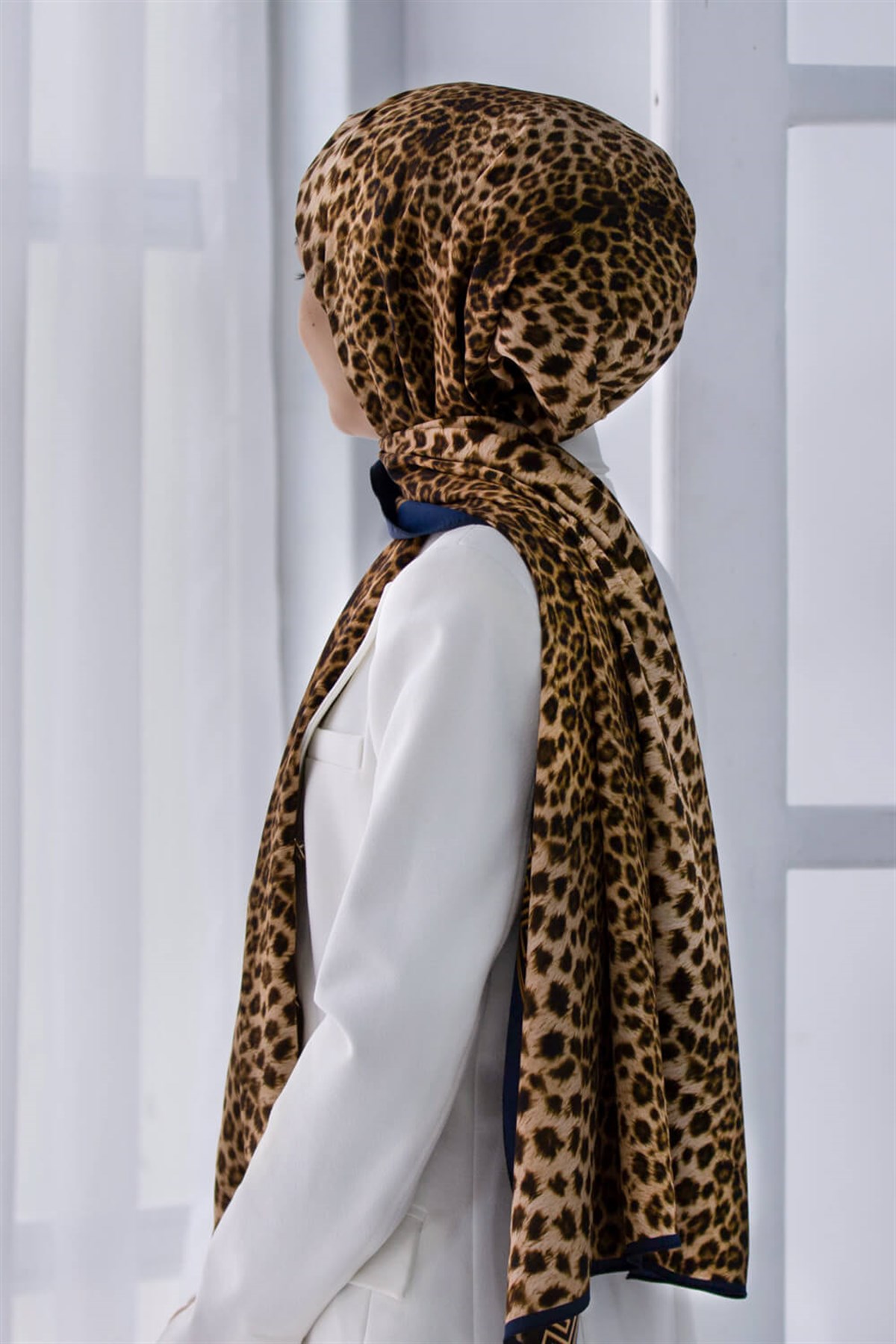 LÜKS MEDİNE BAROK BARDÜRLÜ LEOPAR DESENLİ HARDAL - LACİVERT RENKLİ 75X195 KIRIŞMAZ ŞAL MOSS KREP DİKİŞ TİPİ İTALYAN DİKİŞLİ