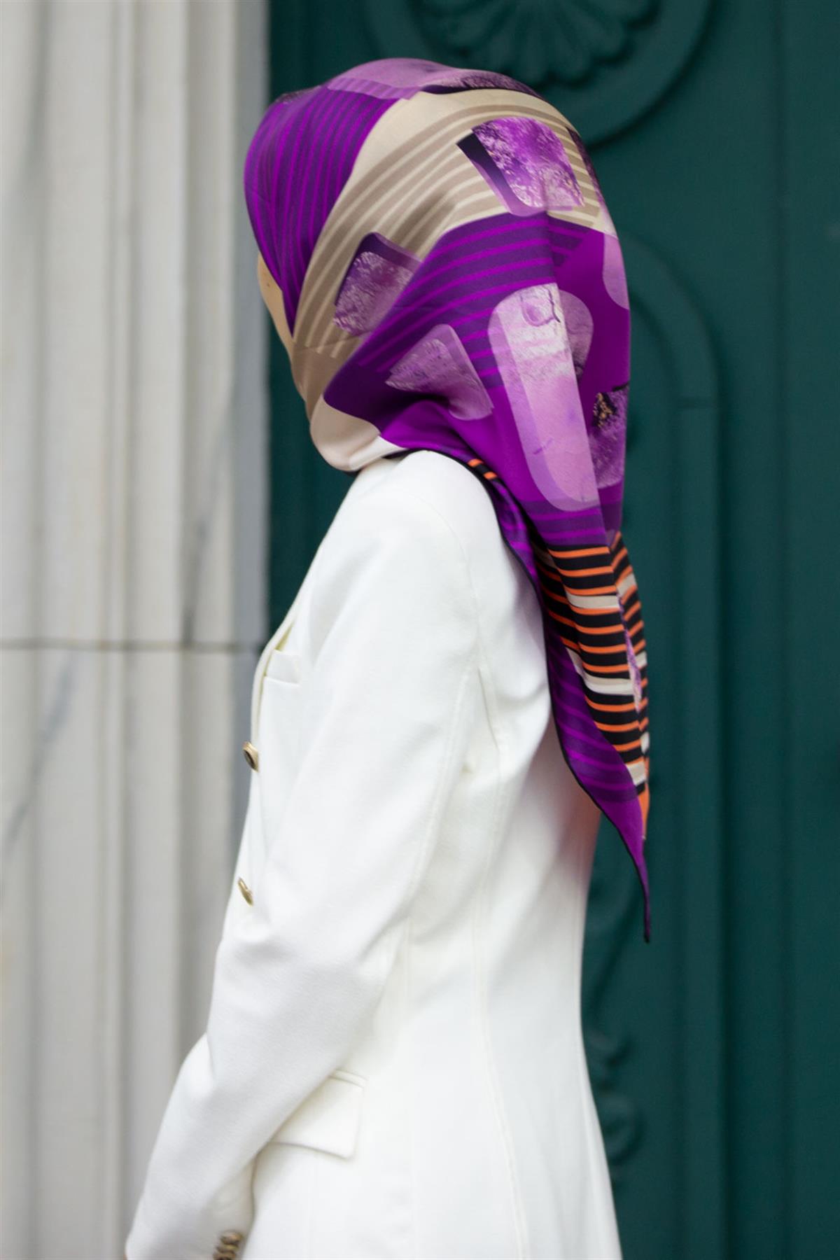 %100 Twill İpek Geometrik Desenli Mürdüm - Turuncu Renkli 90x90 Eşarp Dikim Şekli : El Dikişi