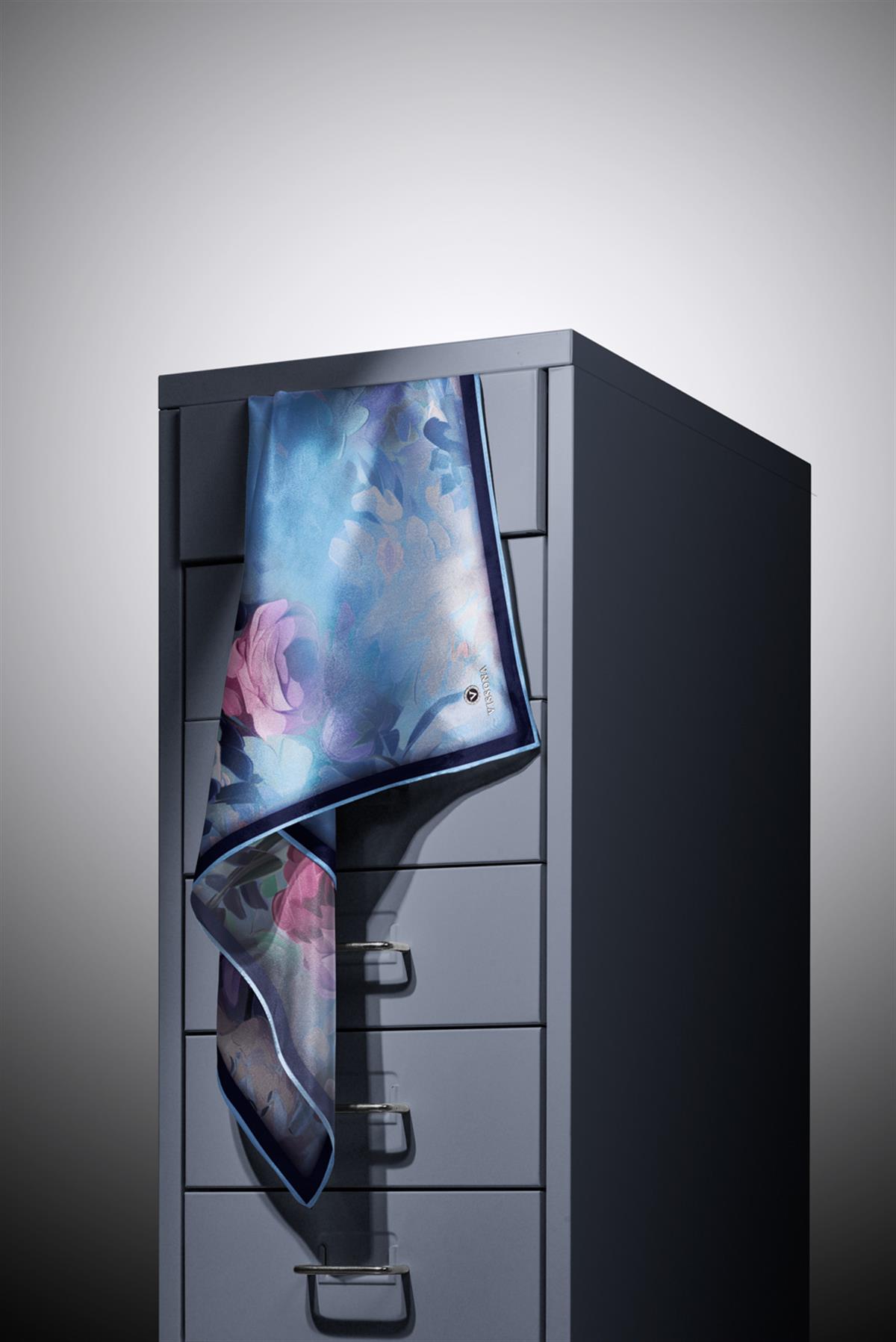 %100 Twill İpek Dumanlı Çiçek Desenli İndigo - Lacivert Renkli 90x90 Eşarp Kenar Dikiş Şekli El Dikişli