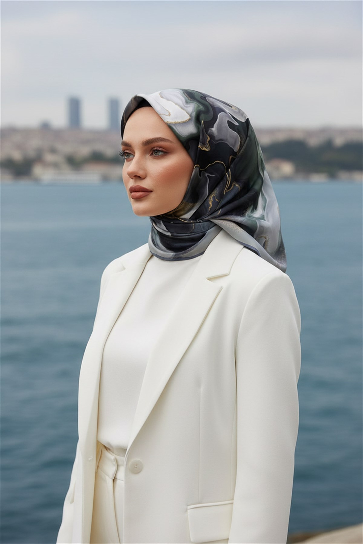%100 Twill İpek Batik Desenli Zümrüt Yeşili - Mint Yeşili Renkli 90x90 Eşarp Dikim Şekli : El Dikişi