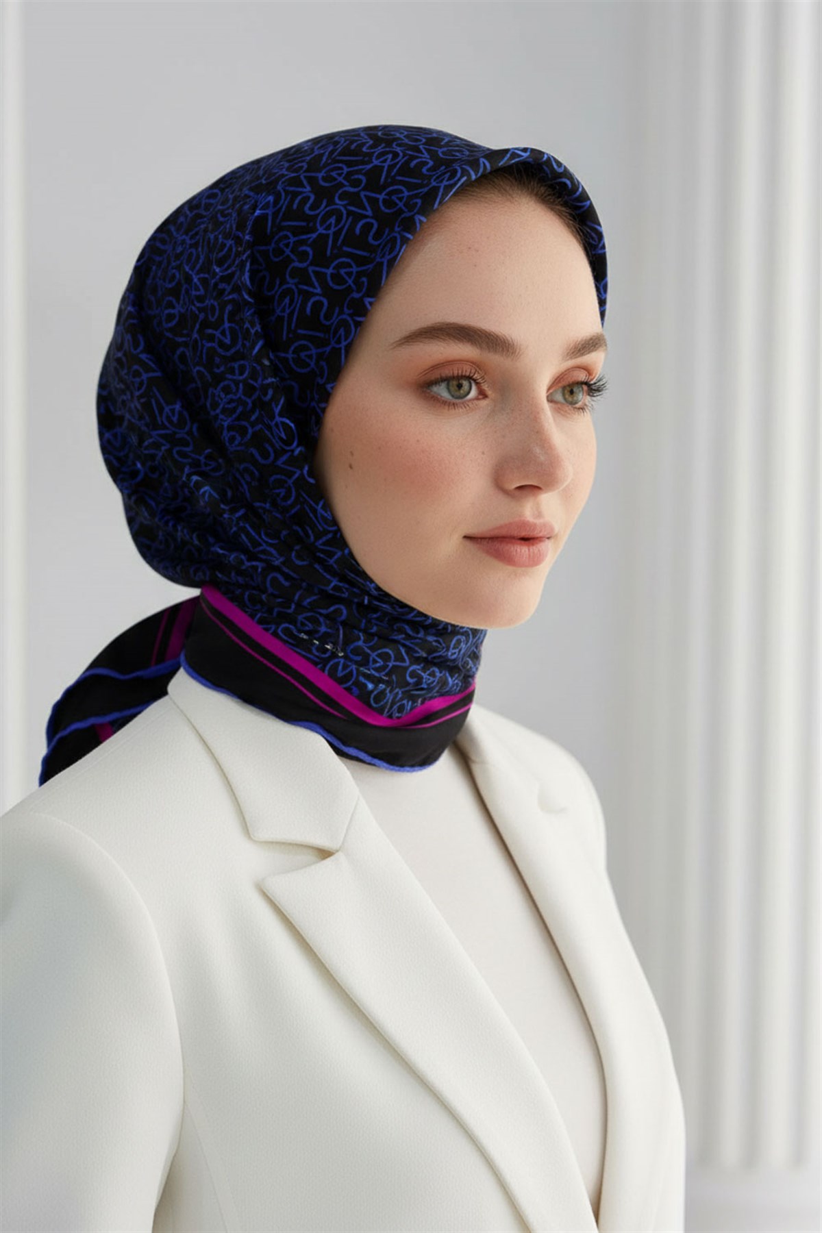 %100 Twill İpek Harf Desenli Siyah - Saks Renkli 90x90 Eşarp Dikim Şekli : El Dikişi