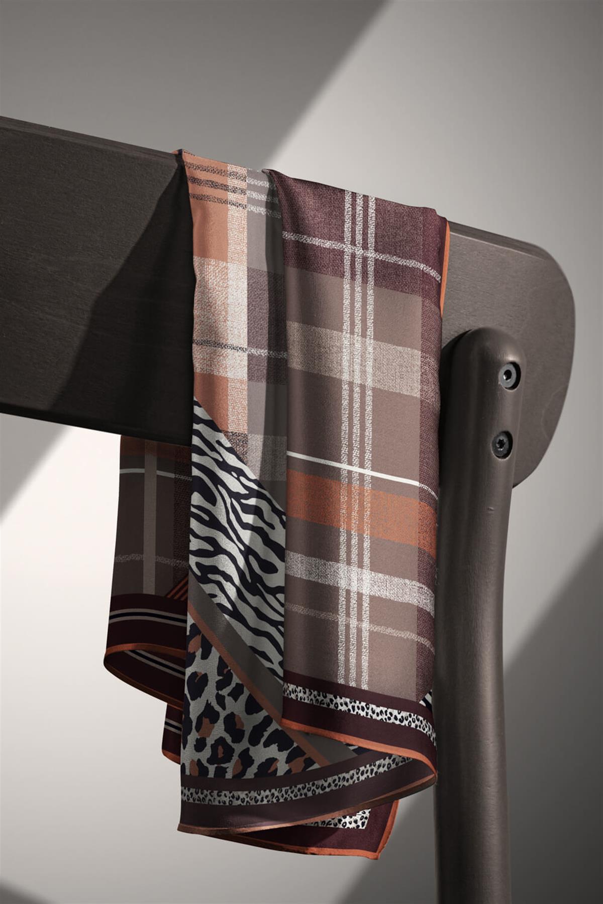 %100 Twill İpek Ekoseli Ve Leopar Desenli Bej - Taba Renkli 90x90 Eşarp Dikim Şekli : El Dikişi