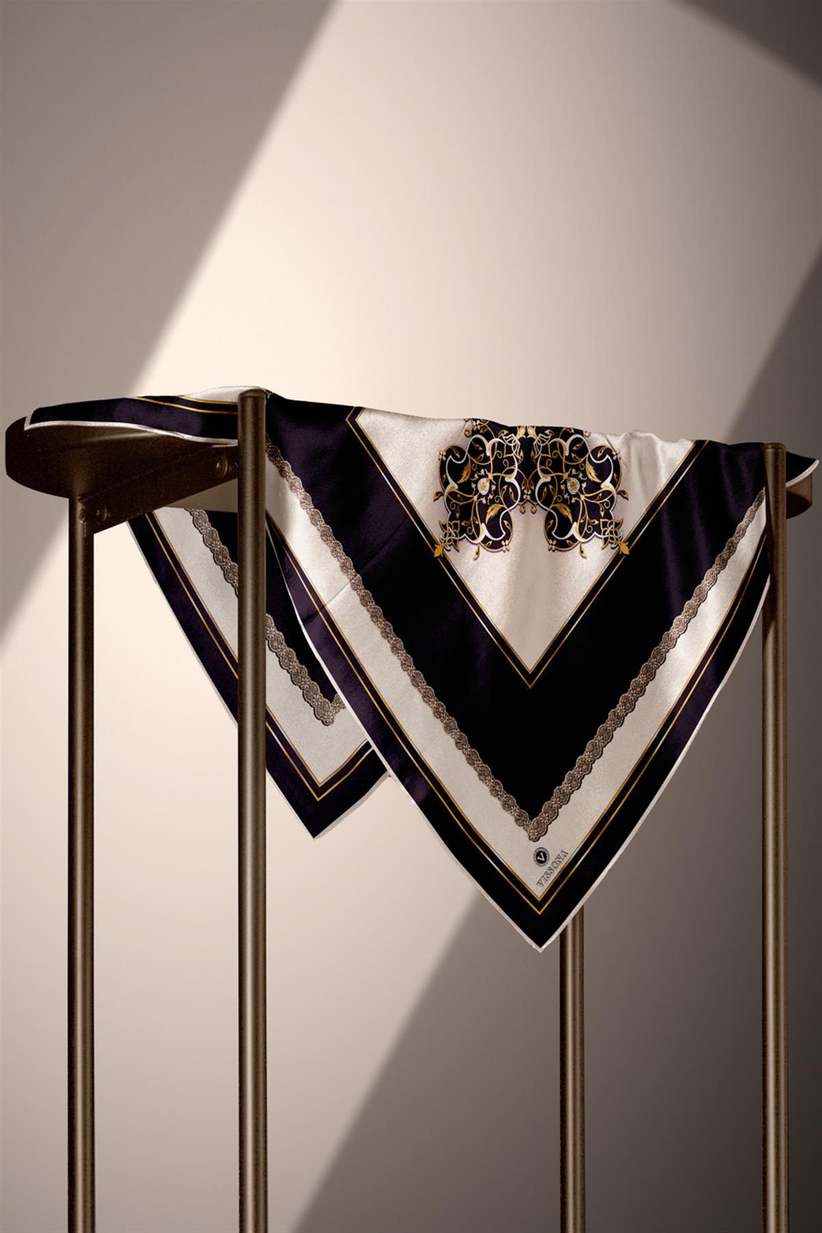 %100 Twill Barok Desenli Siyah - Krem Renkli 90x90 Eşarp Dikim Şekli: El Dikişi