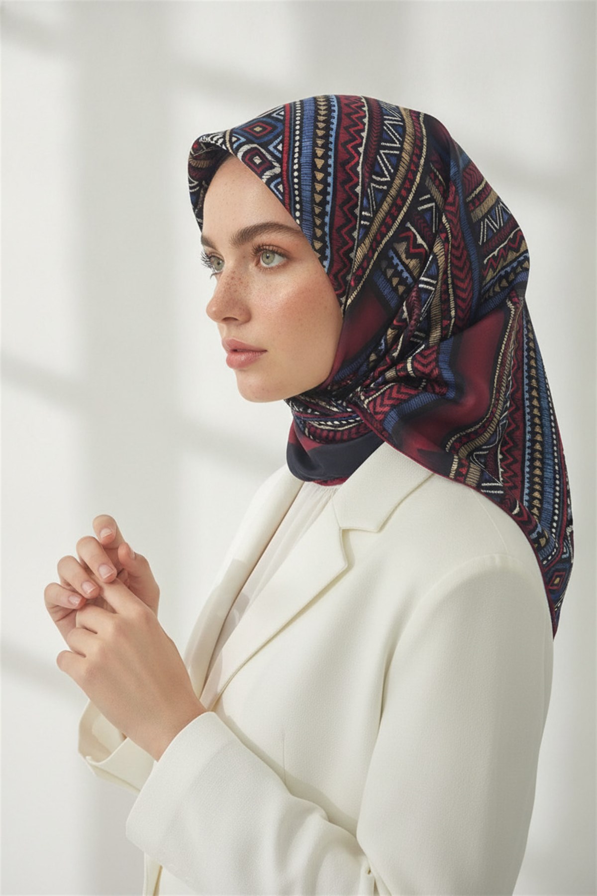 %100 Twill İpek Etnik Desenli Lacivert - Bordo  Renkli 90x90 Eşarp Dikim Şekli : El Dikişi