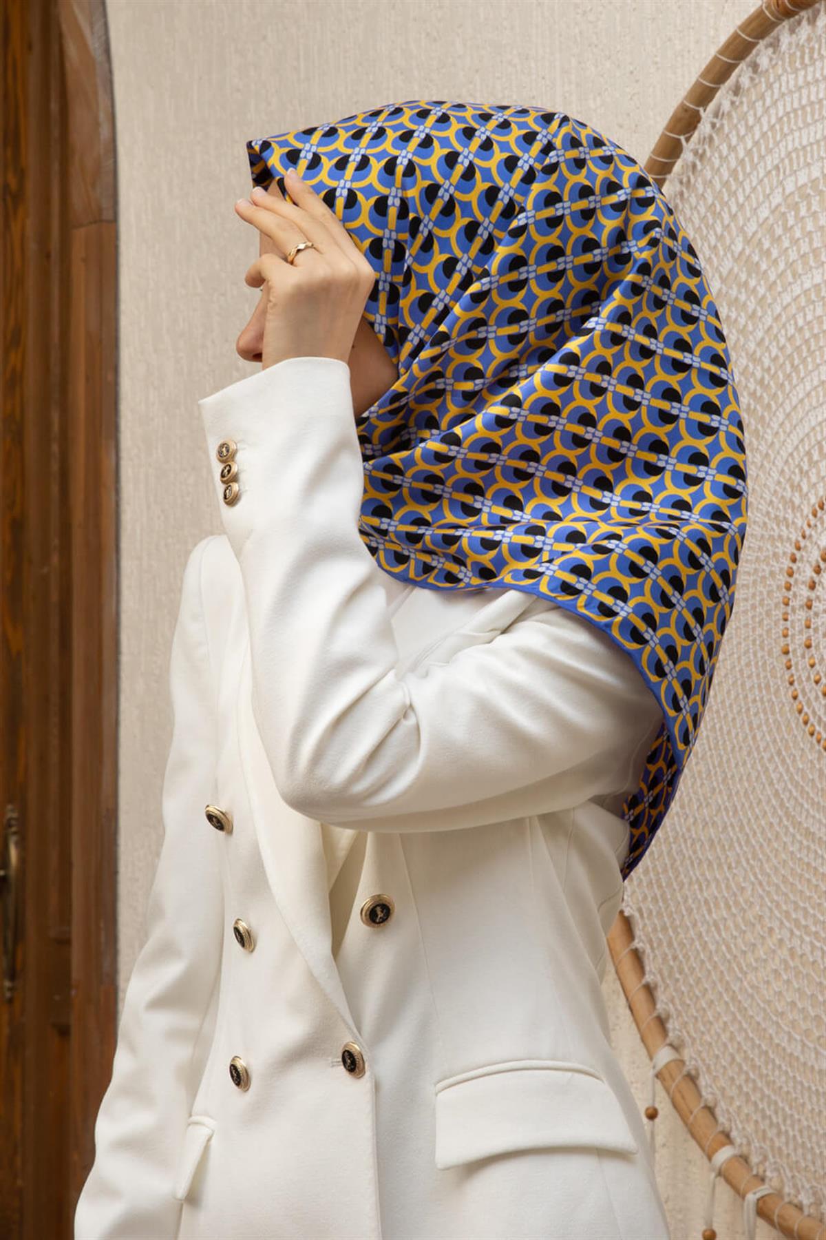 %100 Twill İpek Geometrik Desenli Saks - Gold Renkli 90x90 Eşarp Dikim Şekli : El Dikişi