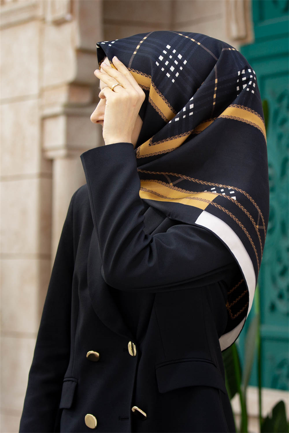 % 57 İPEK % 43 VİSKON Twill İpek Ekose Desenli Gold Renkli 90x90 Eşarp Dikim Şekli : El Dikişi