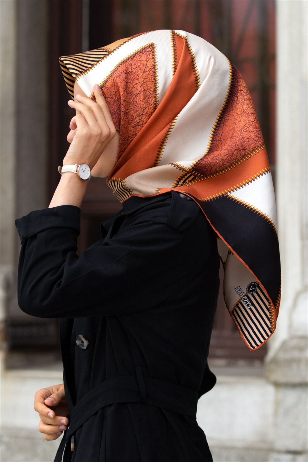 % 57 İPEK % 43 VİSKON Twill İpek Geometrik Desenli Taba - Siyah Renkli 90x90 Eşarp Dikim Şekli : El Dikişi