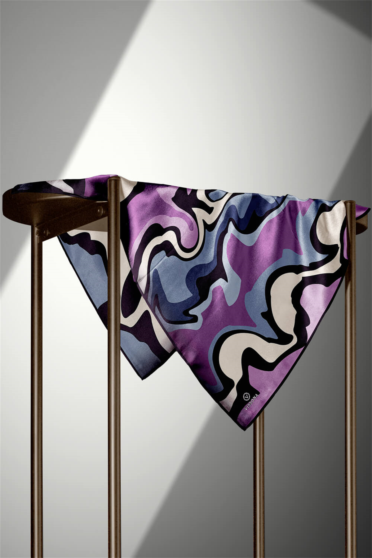 % 57 İPEK % 43 VİSKON Twill İpek Dalga Desenli İndigo - Lila Renkli 90x90 Dikim Şekli : El Dikişi Eşarp