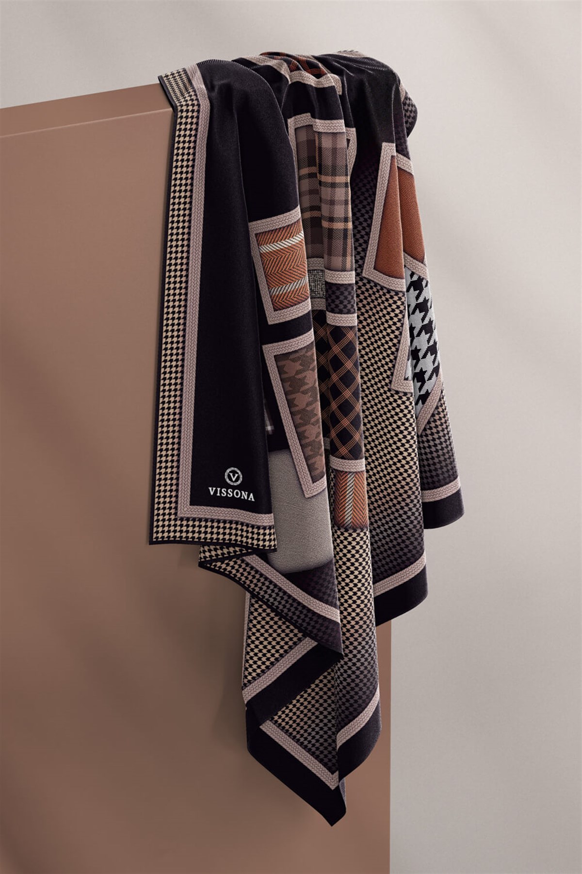 %100 Twill İpek Kazakayaklı Ve Ekose Desenli Siyah - Taba Renkli 90x90 Eşarp Dikim Şekli : El Dikişi