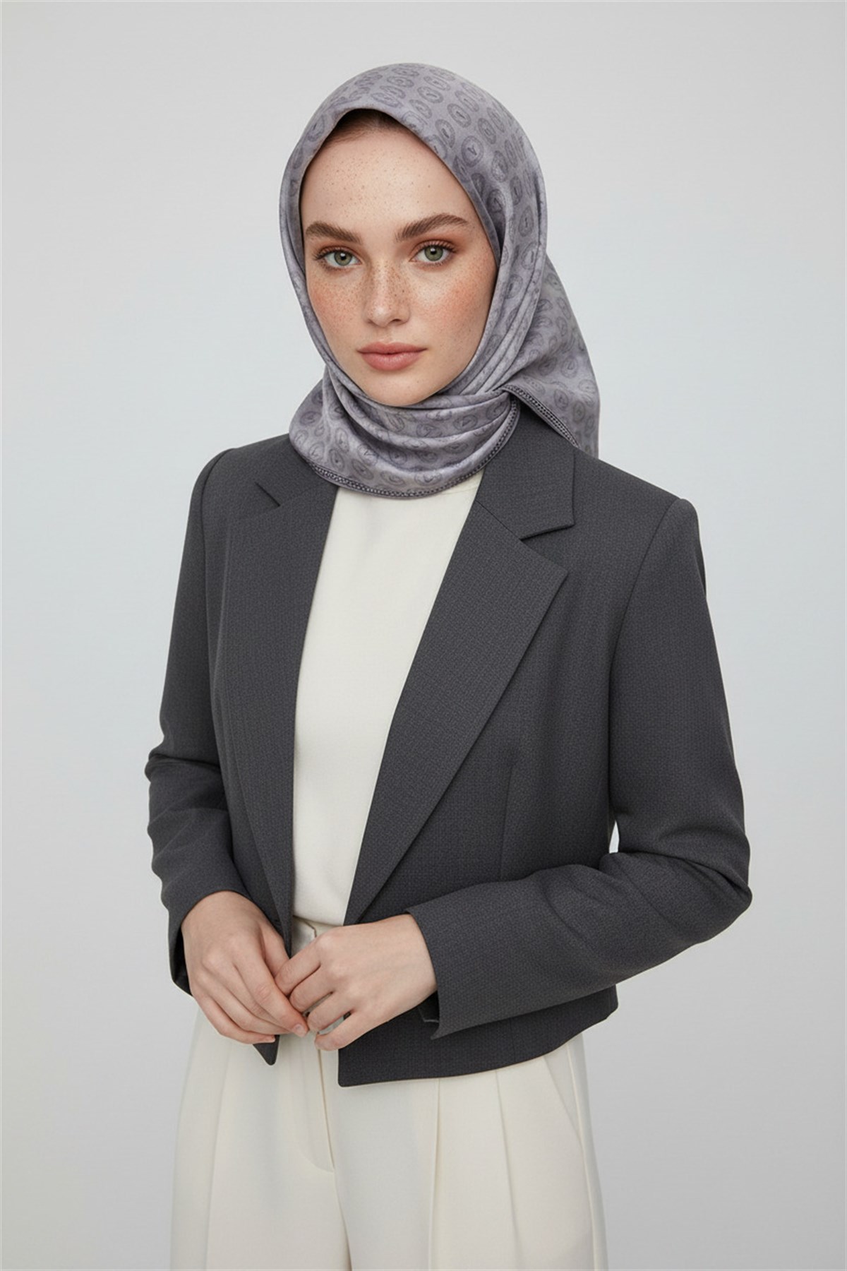 % 57 İPEK % 43 VİSKON Twill İpek Monogram Desenli Gümüş - Füme Renkli 90x90 Eşarp Dikim Şekli : El Dikişi