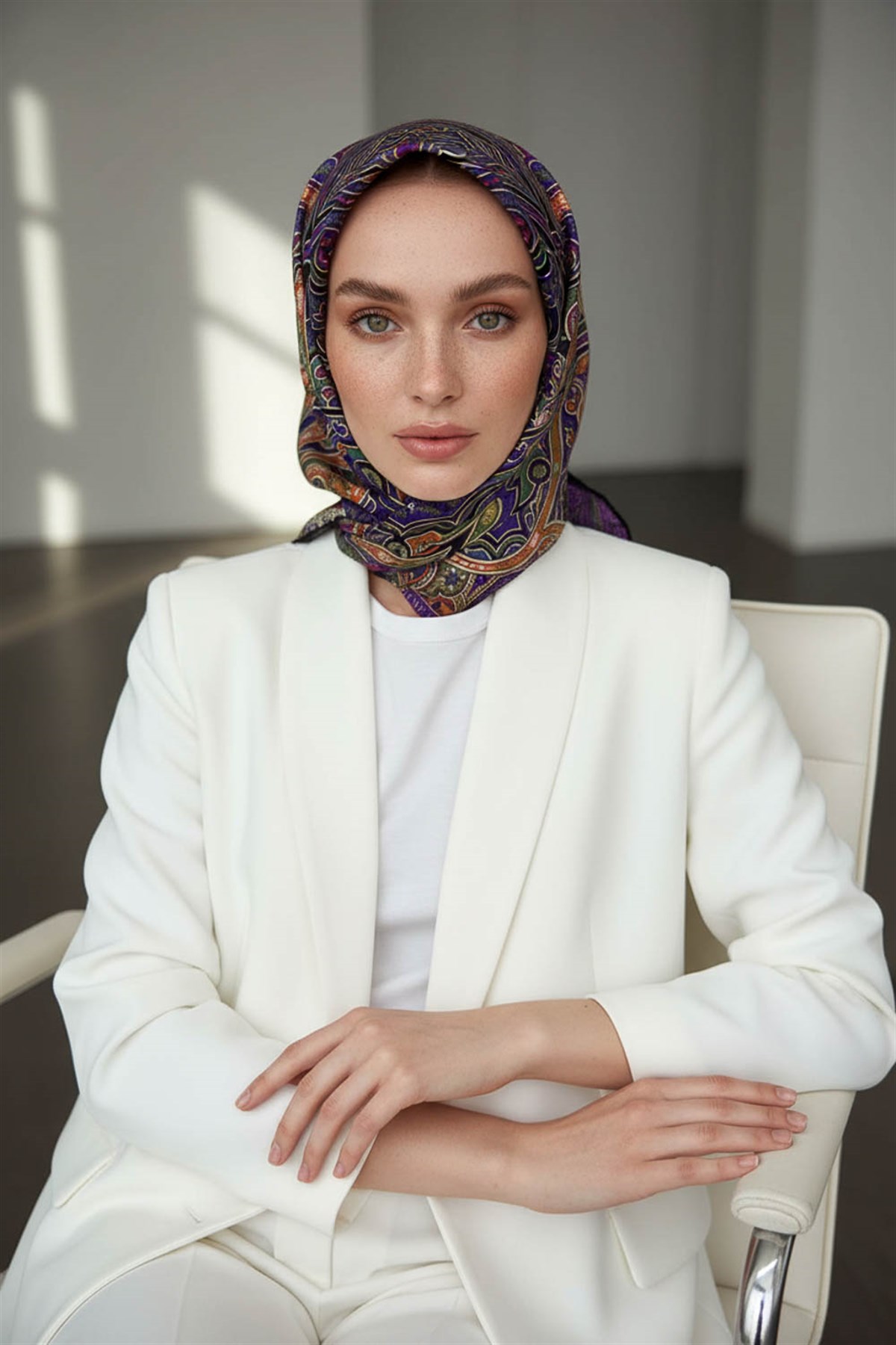 100% Twill İpek Etnik Desenli Siyah - Mor Renkli 90x90 Dikim Şekli : El Dikişi Eşarp