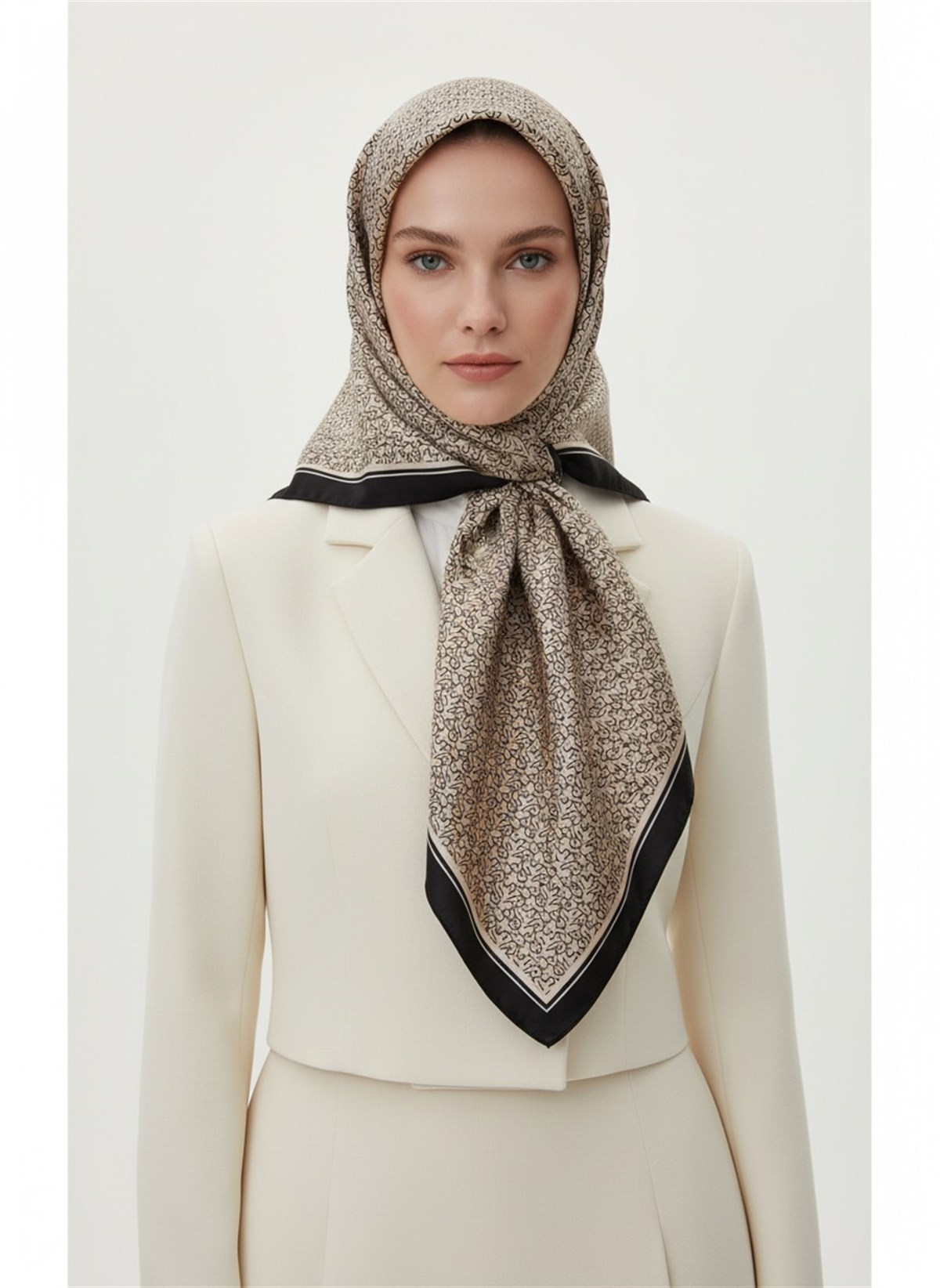 %100 Twill İpek Harf Desenli Bej - Siyah Renkli 90x90 Eşarp Dikim Şekli : El Dikişi