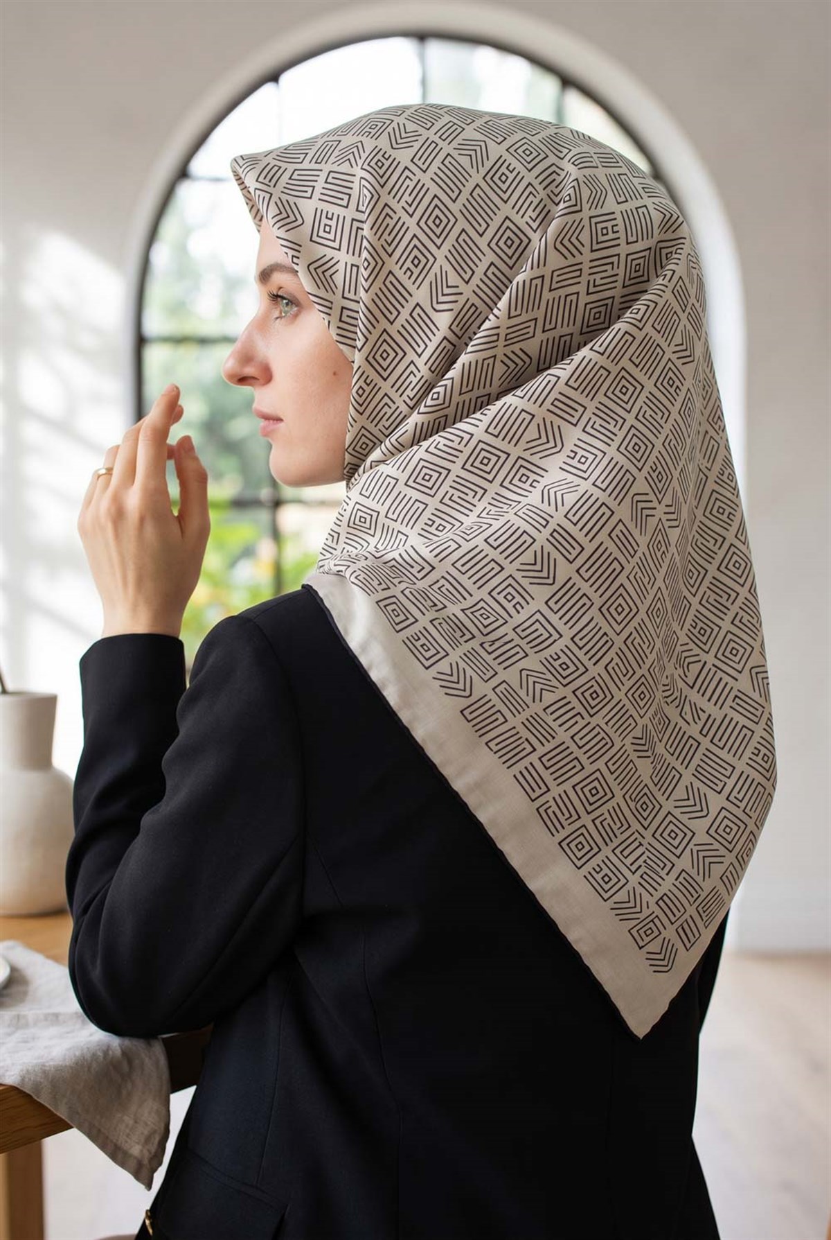 100% Twill İpek Etnik Motif Desenli Krem - Siyah Renkli 90x90 Dikim Şekli : El Dikişi Eşarp