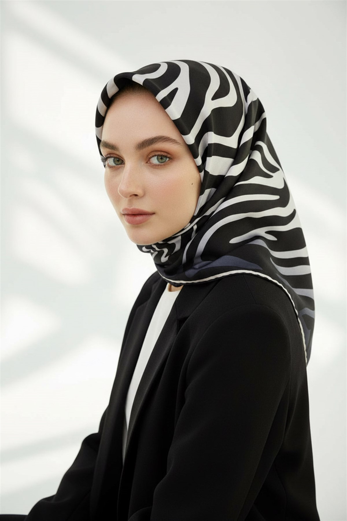 %100 Twill İpek Zebra Desenli Gümüş - Siyah Renkli 90x90 Eşarp Dikim Şekli : El Dikişi