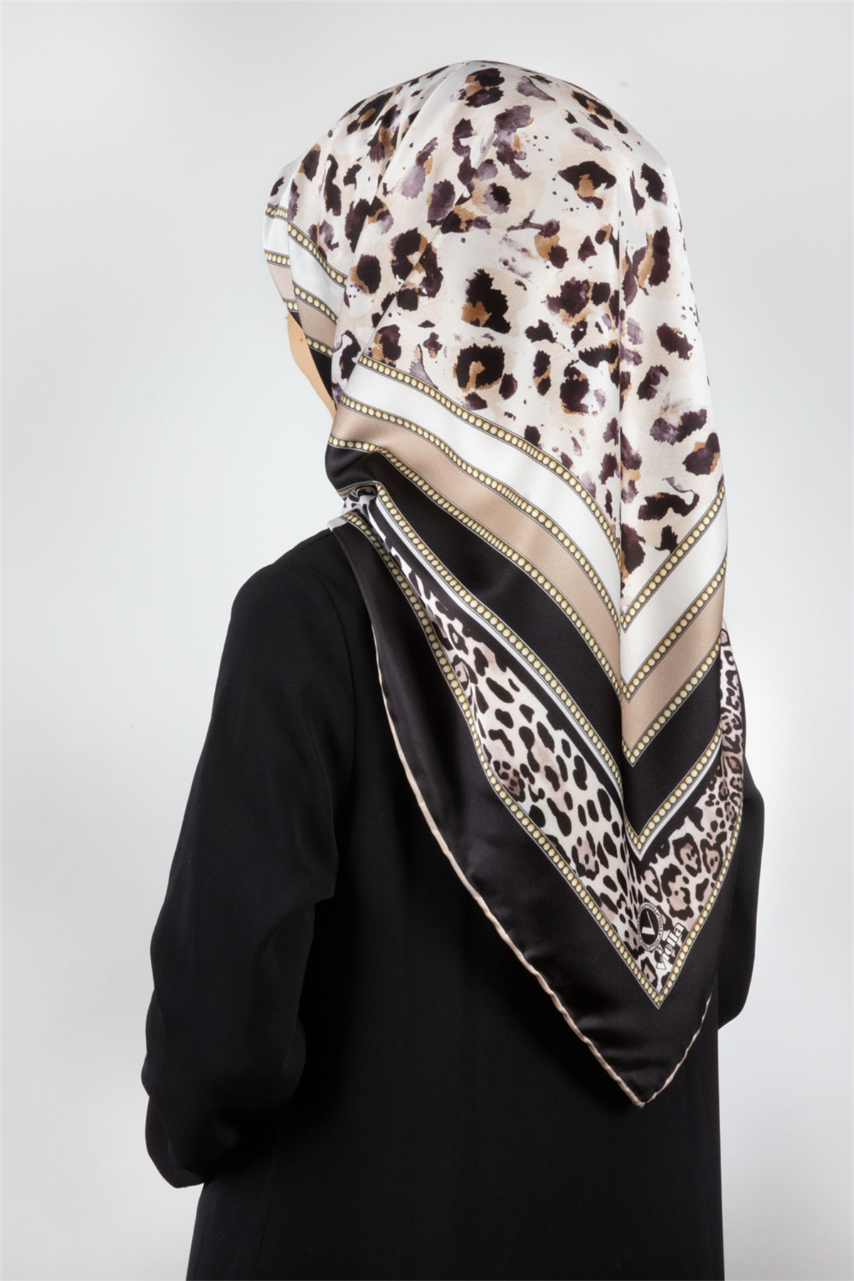 Twill Kemerli ve Leopar Desenli Siyah Renkli 90x90 Eşarp (İpek İçermez) Dikim Şekli : El Dikişi