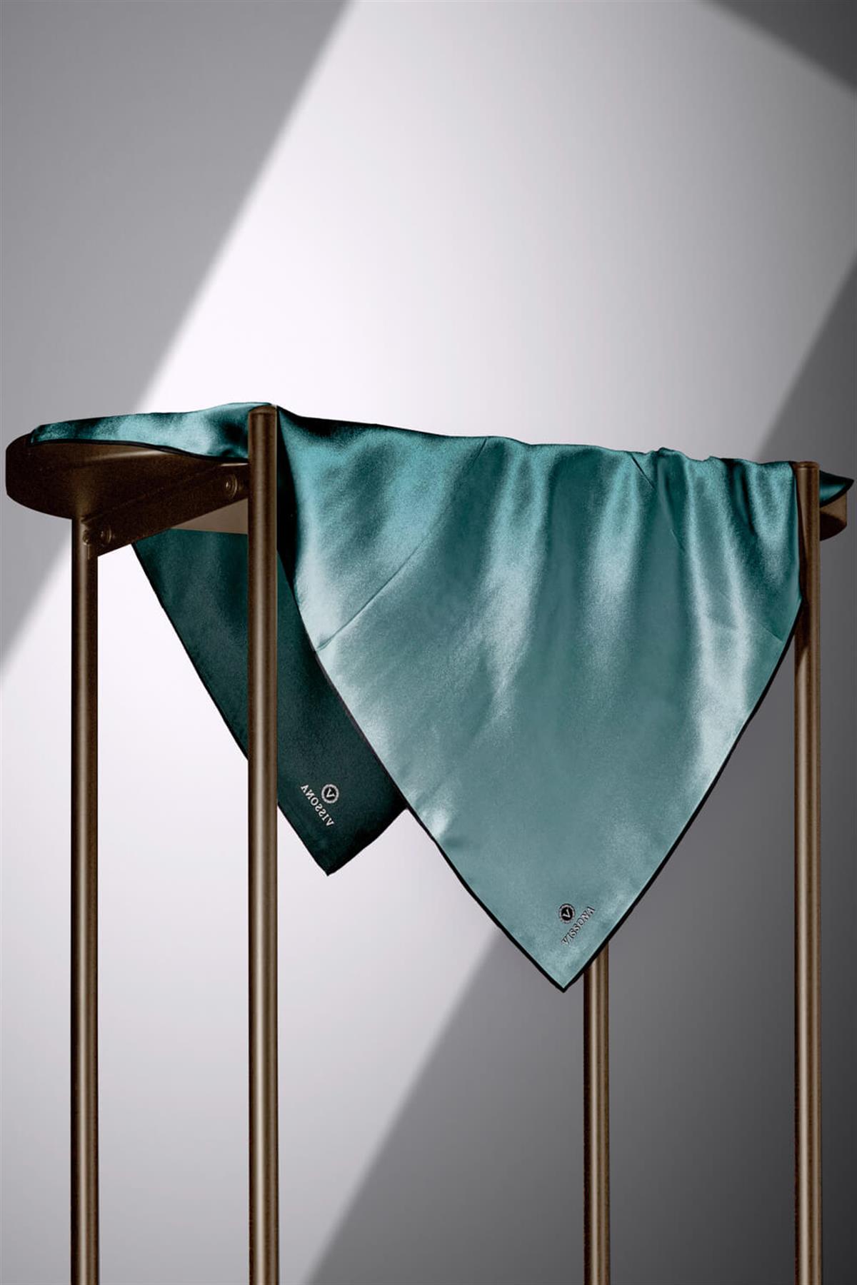 %100 Twill İpek Degrade Desenli Mint Yeşili Renkli 90x90 Eşarp Dikim Şekli : El Dikişi