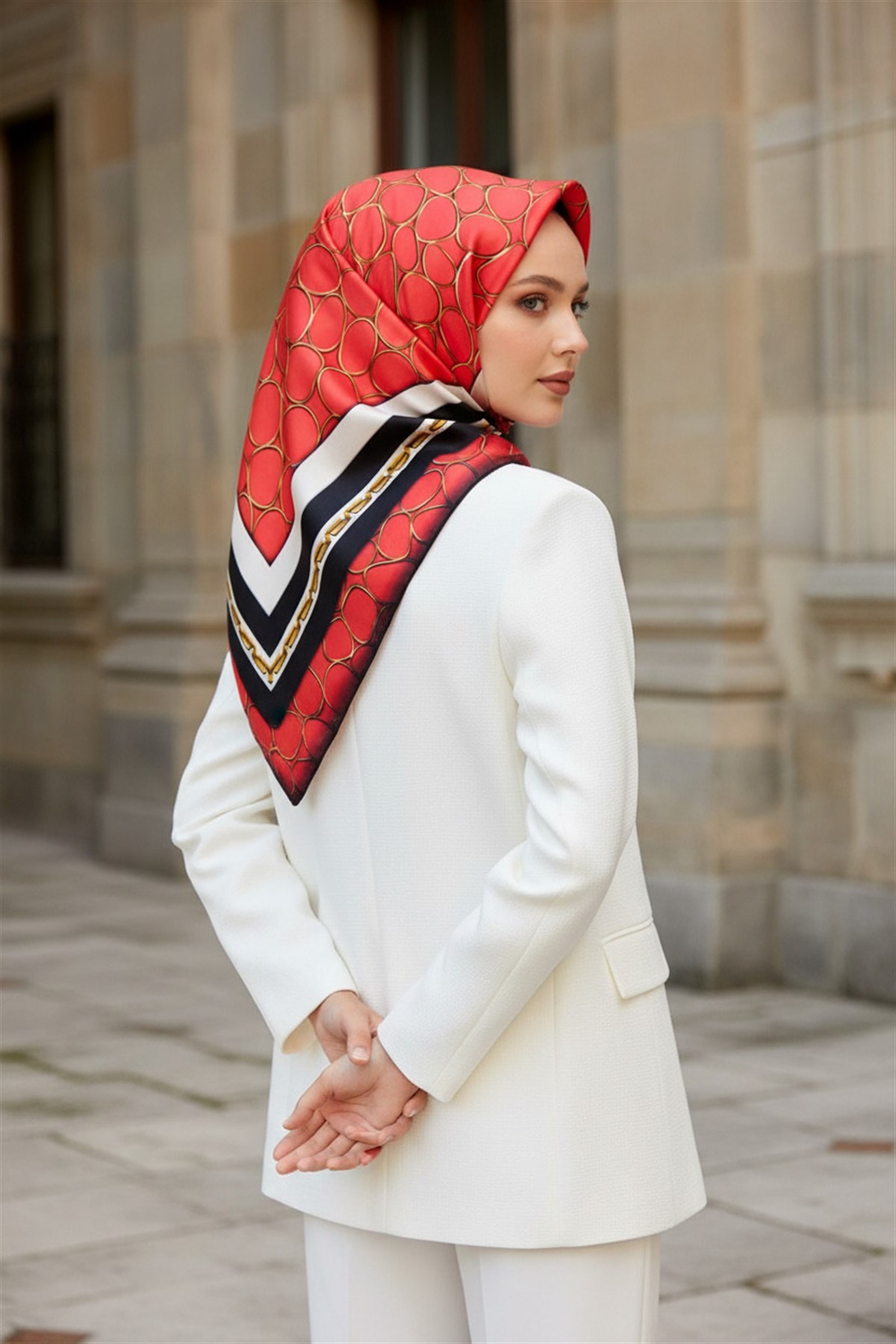 %100 Twill İpek Zincir Desenli Narçiçeği - Siyah Renkli 90x90 Eşarp Kenar Dikiş Şekli El Dikişli