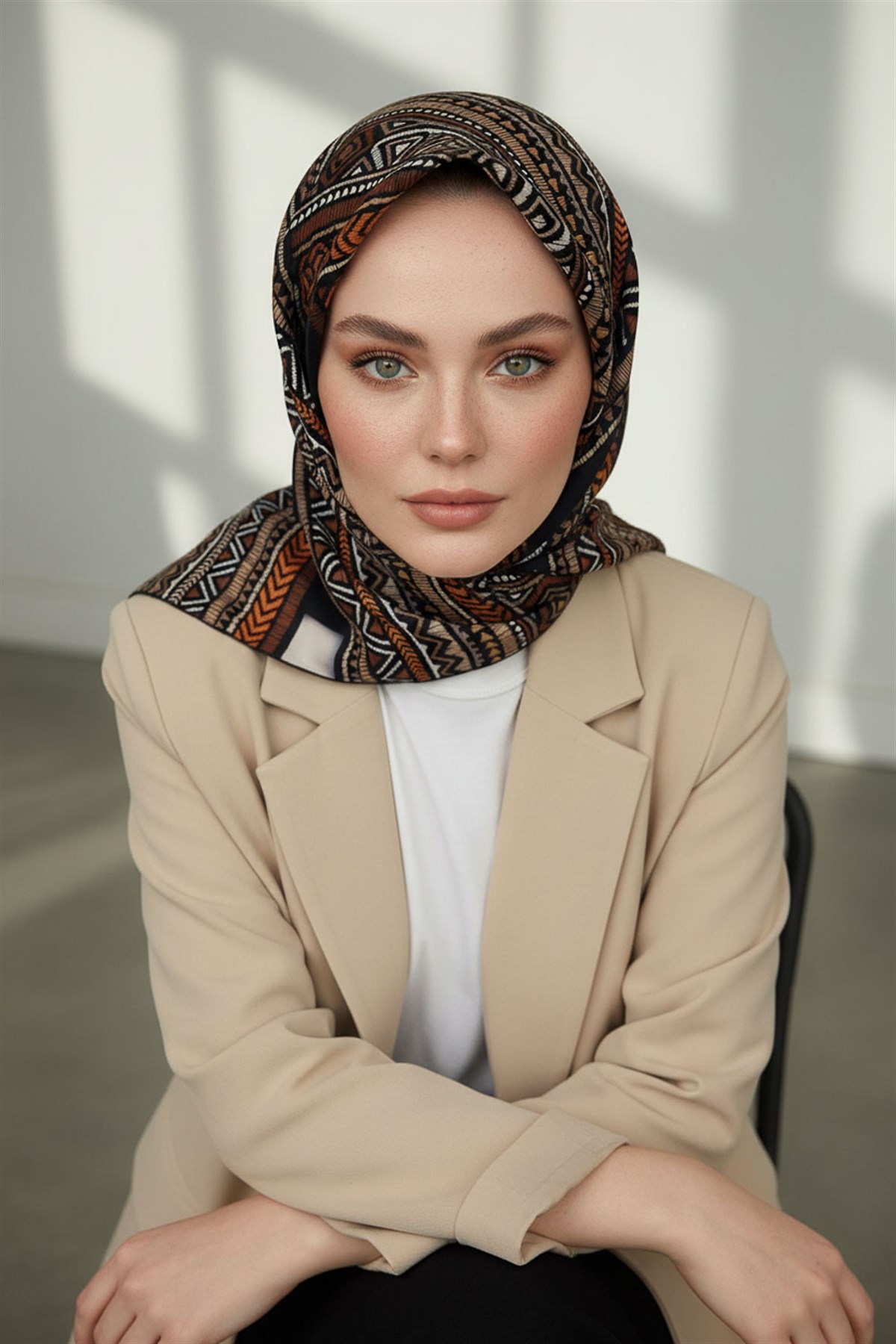 %100 Twill İpek Etnik Desenli Siyah - Taba Renkli 90x90 Eşarp Dikim Şekli : El Dikişi