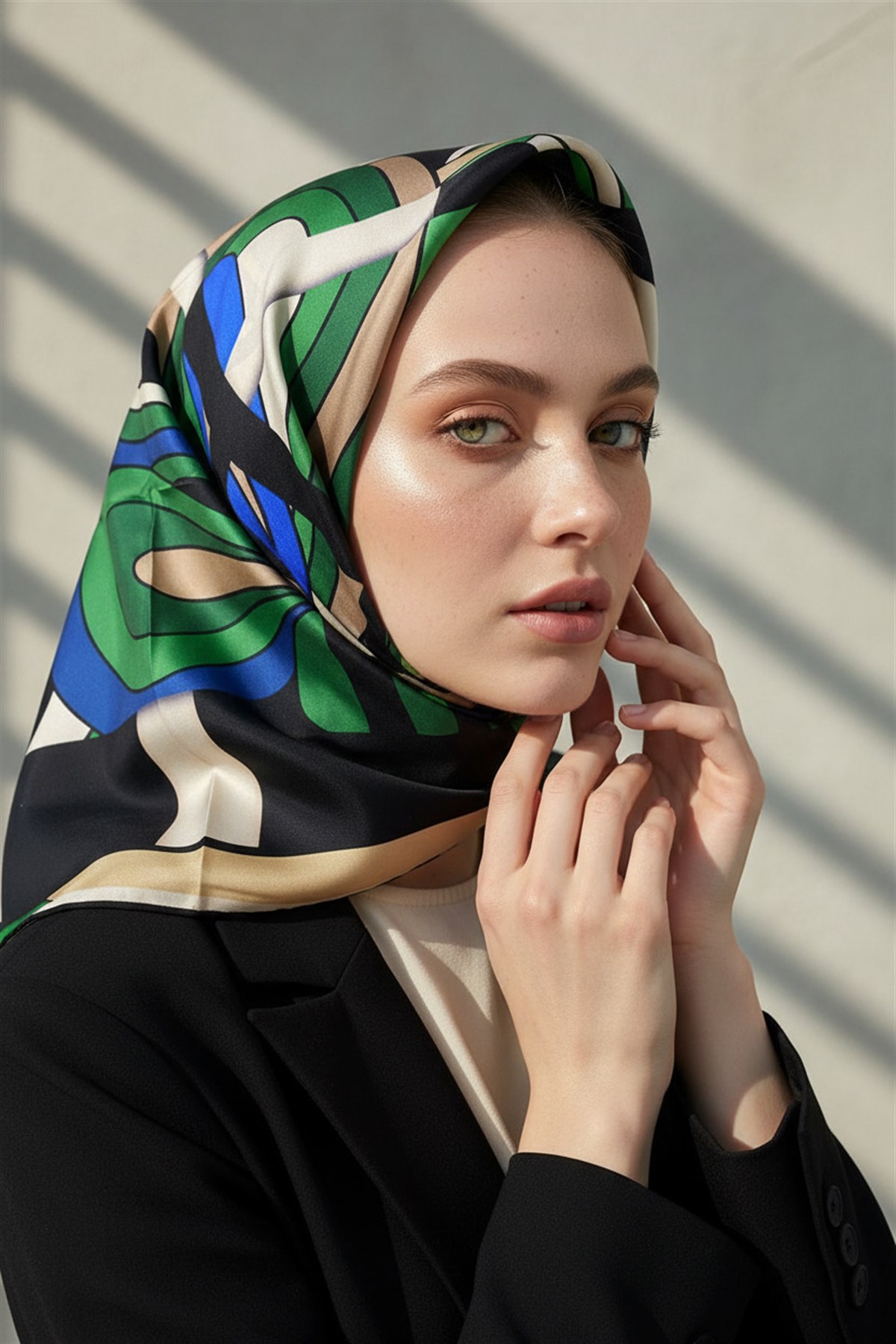 % 57 İPEK % 43 VİSKON Twill İpek Geometrik Desenli Saks - Zümrüt Yeşili Renkli 90x90 Dikim Şekli : El Dikişi Eşarp