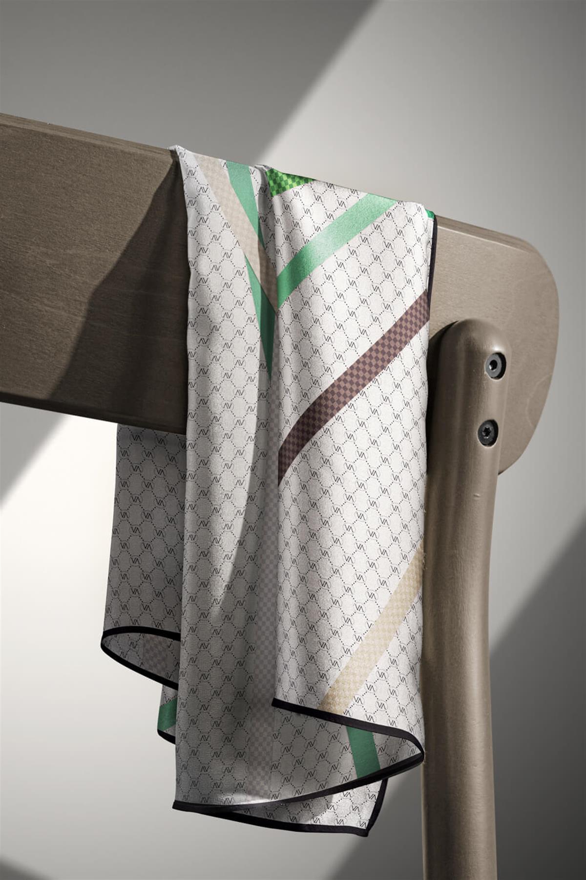 %100 Twill İpek Monogram Ve Şerit Desenli Kahverengi - Zümrüt Yeşili Renkli 90x90 Eşarp Dikim Şekli : El Dikişi