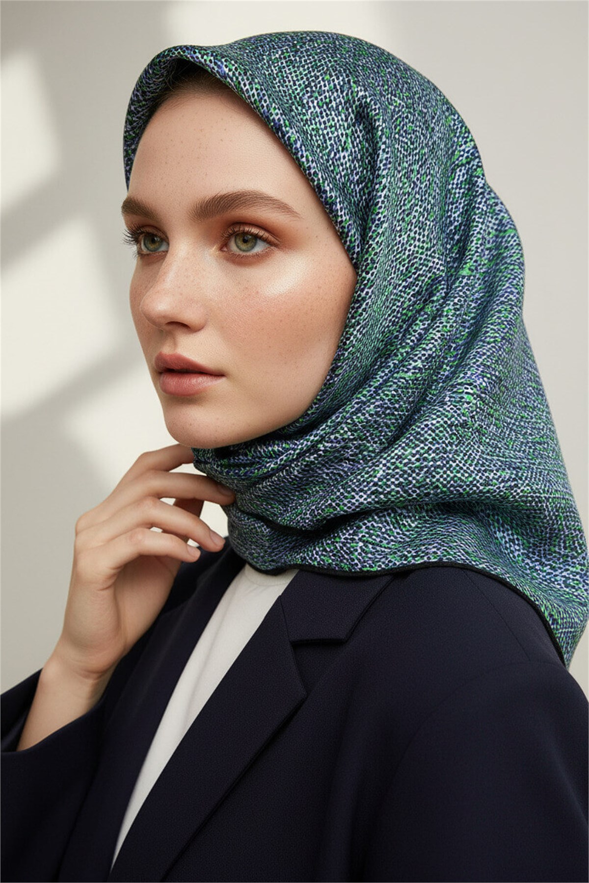 %100 Twill İpek Dokulu Desen Saks - Zümrüt Yeşili Renkli 90x90 Eşarp Kenar Dikiş Şekli El Dikişli