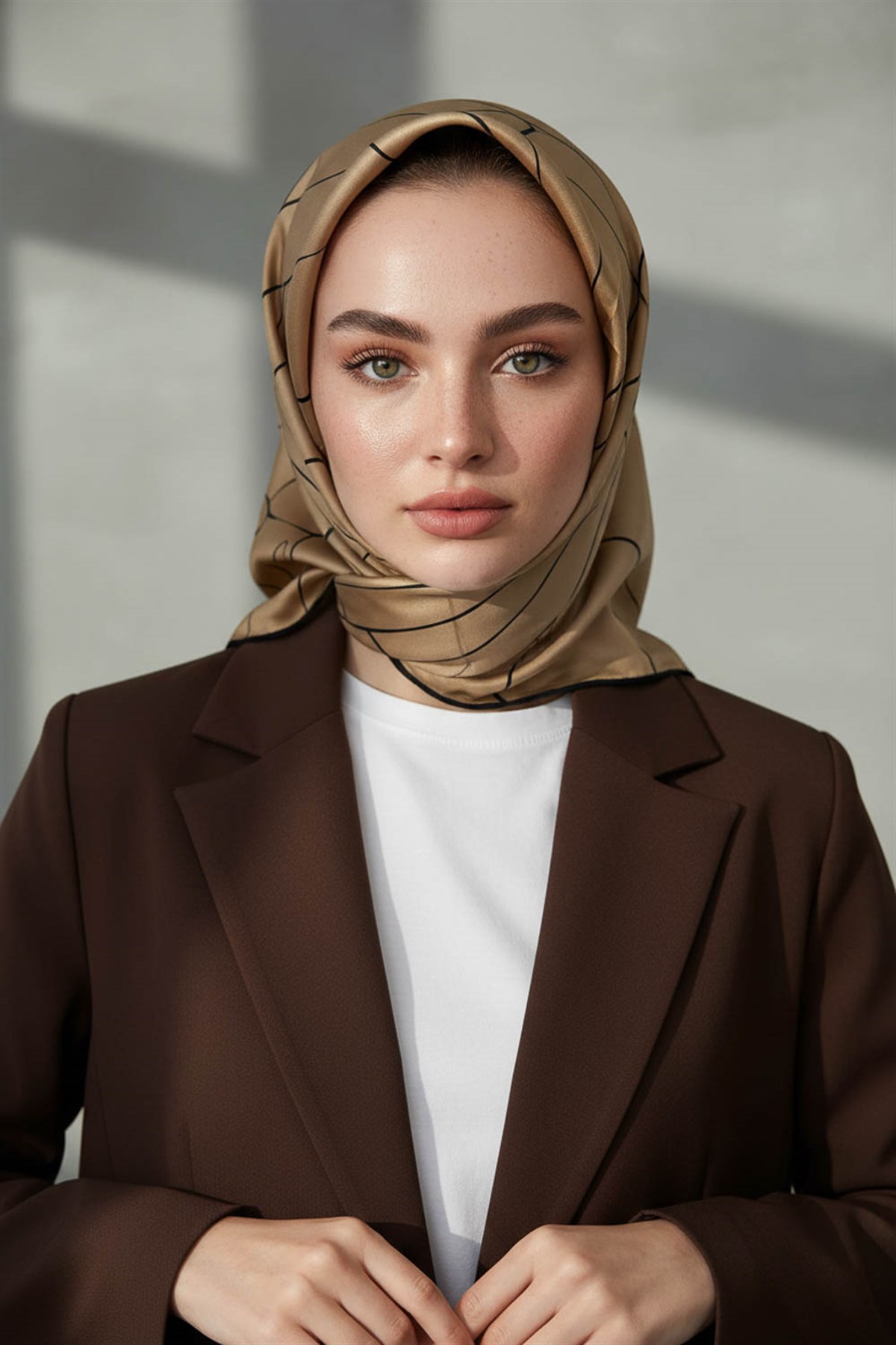 %100 Twill İpek Çizgi Desenli Bej - Siyah Renkli 90x90 Eşarp Dikim Şekli : El Dikişi