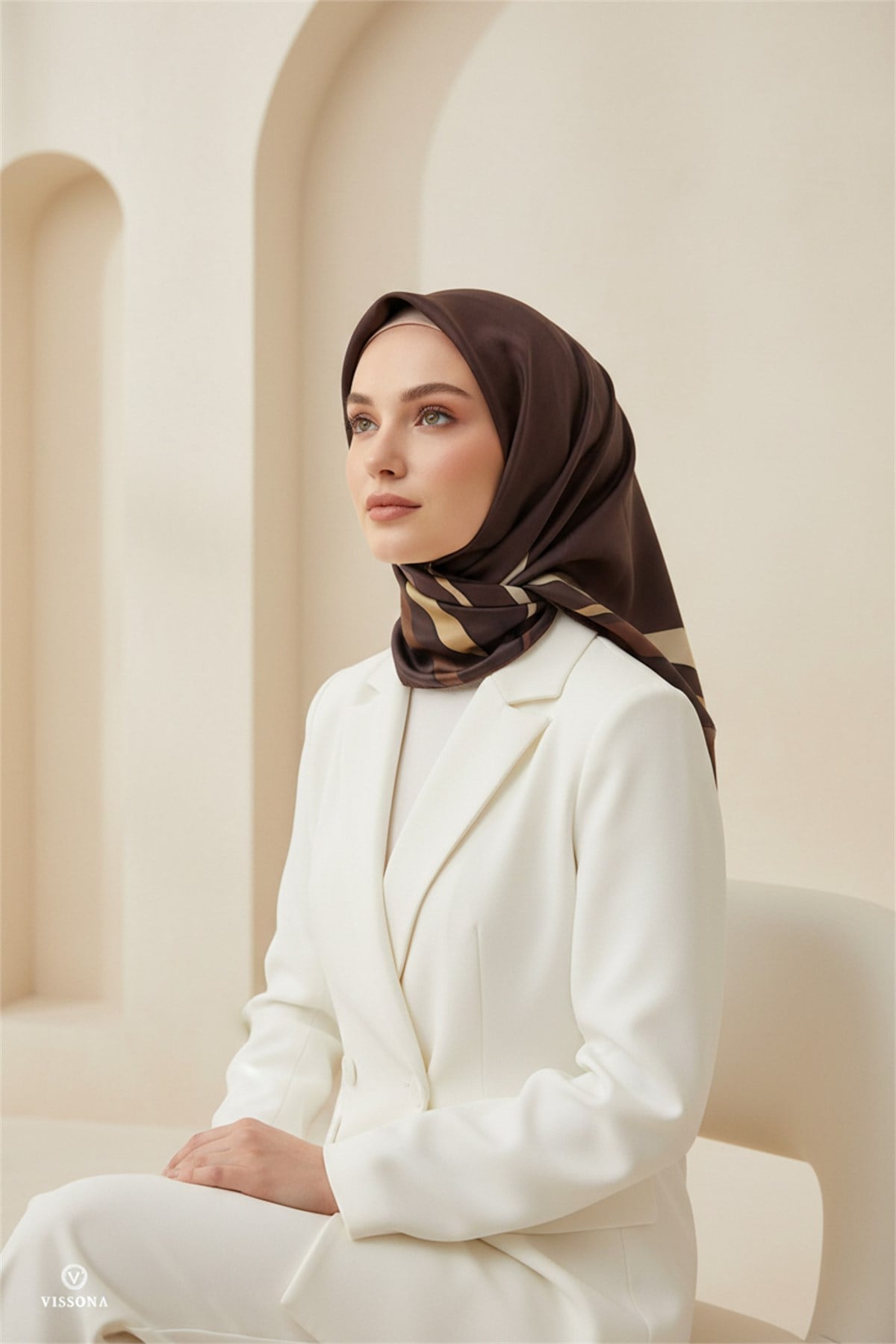 %100 Twill İpek Degrade Desenli Kahverengi Renkli 90x90 Eşarp Dikim Şekli : El Dikişi