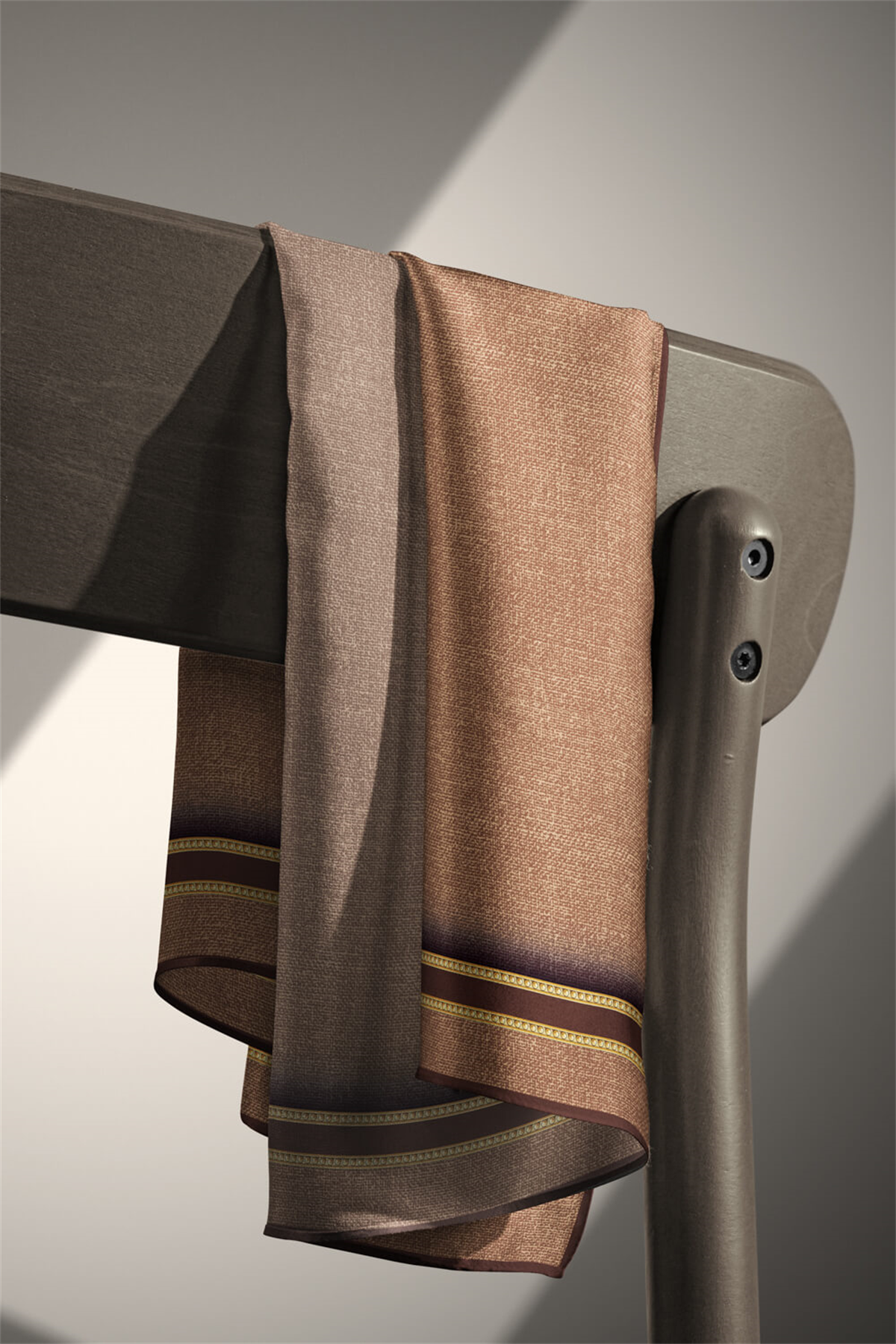 % 57 İPEK % 43 VİSKON Twill İpek Dokulu Şerit Desenli Bej - Kahverengi Renkli 90x90 Eşarp Dikim Şekli : El Dikişi