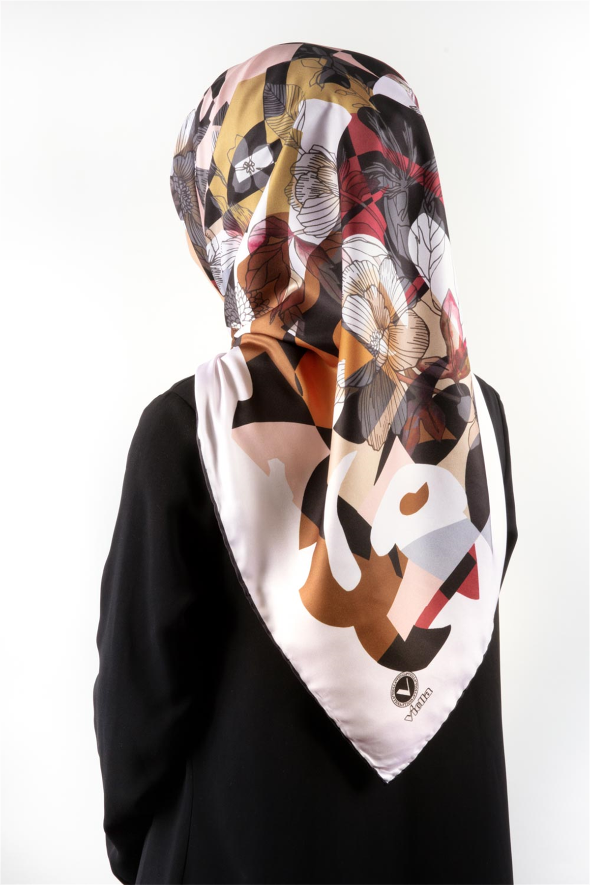 Twill Geometrik Çiçek Desenli Krem Renkli 90x90 Eşarp (İpek İçermez) Dikim Şekli : El Dikişi