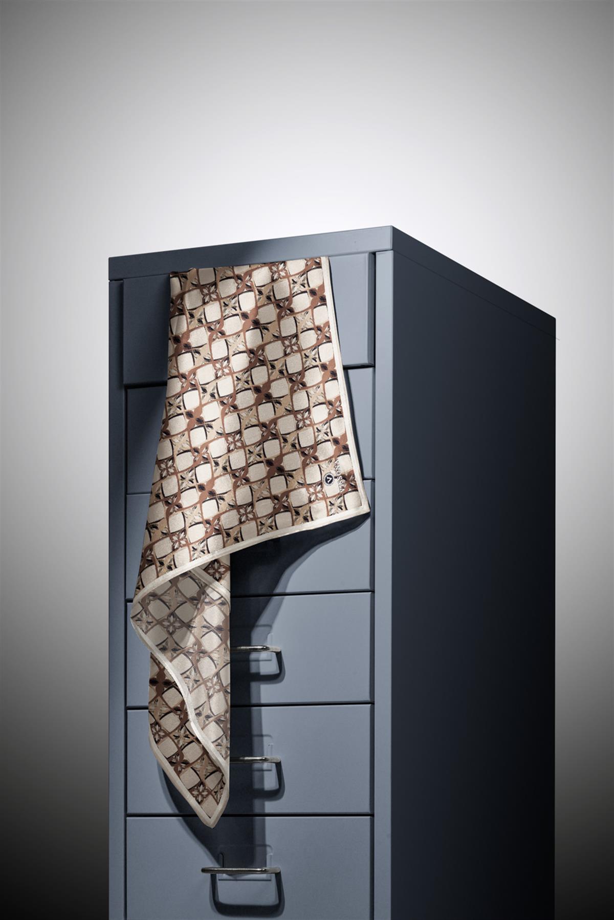 %100 Twill İpek Geometrik Desenli Taş Renkli 90x90 Eşarp Dikim Şekli : El Dikişi