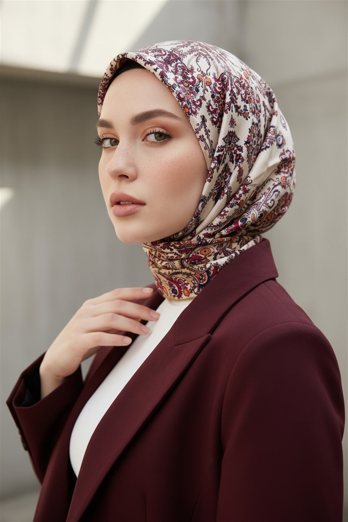 %100 Twill İpek Şal Desenli Krem Renkli 90x90 Eşarp Dikim Şekli : El Dikişi