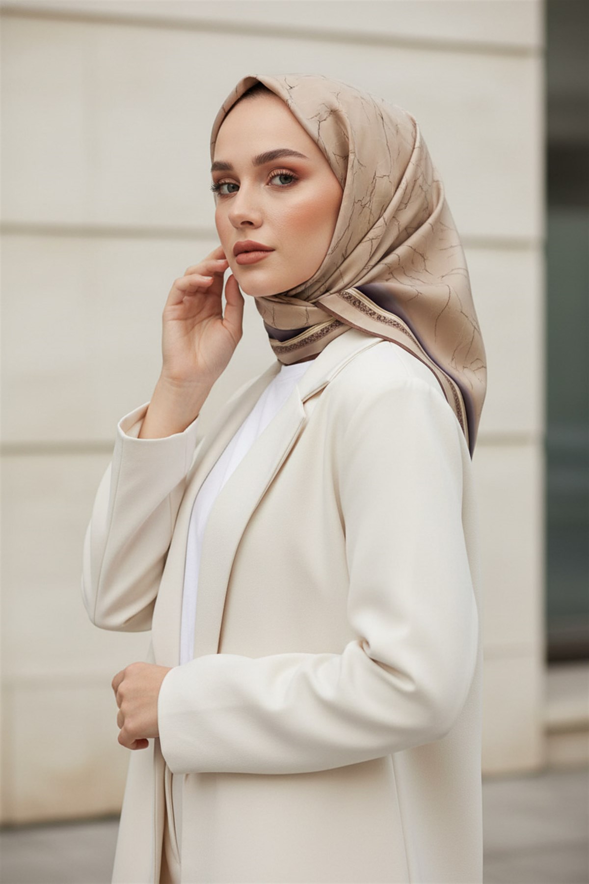 %100 Twill İpek Mermer Desenli Bej Renkli 90x90 Eşarp Dikim Şekli : El Dikişi