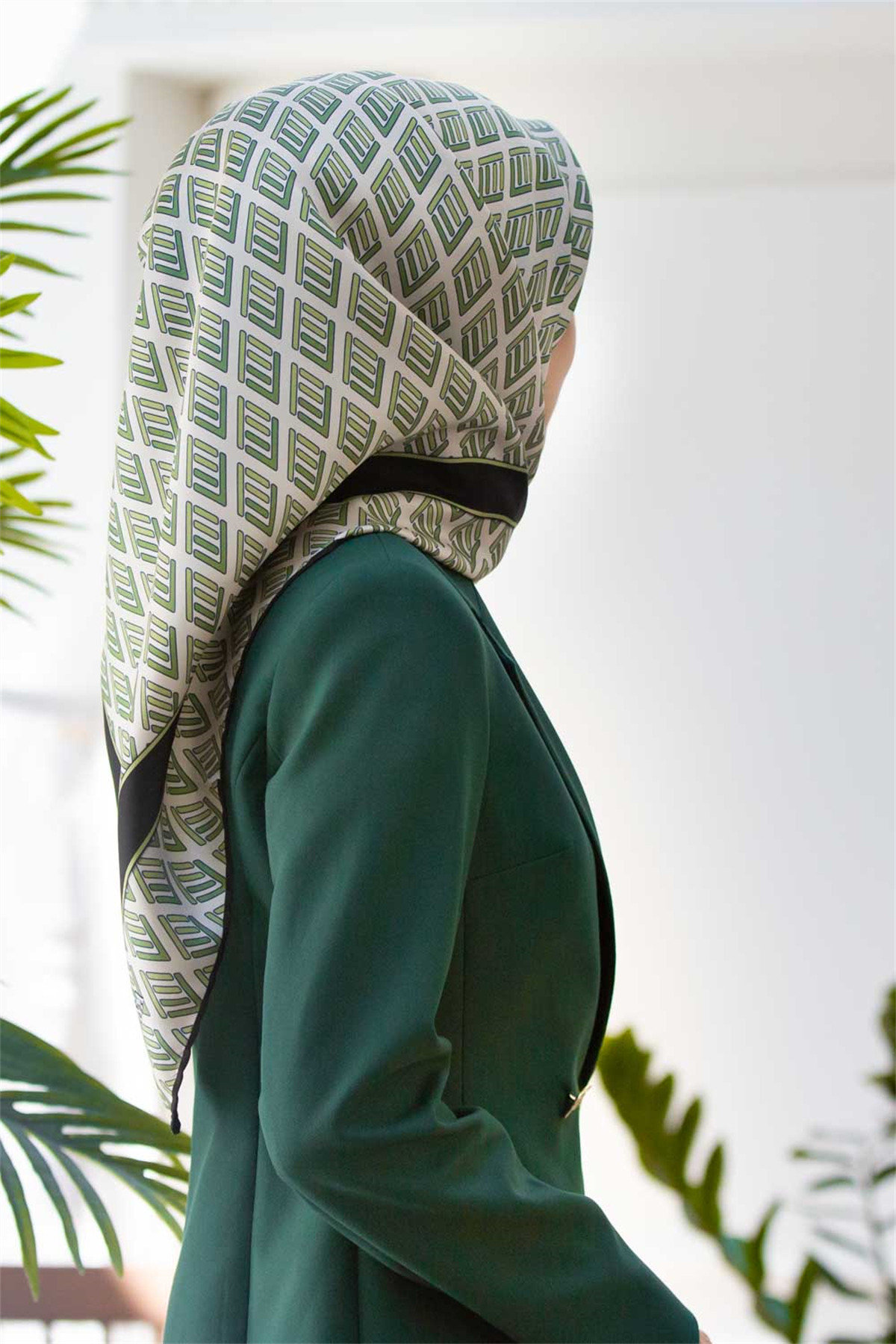 % 57 İPEK % 43 VİSKON Twill İpek Geometrik Desenli Krem - Çağla Renkli 90x90 Eşarp Dikim Şekli : El Dikişi