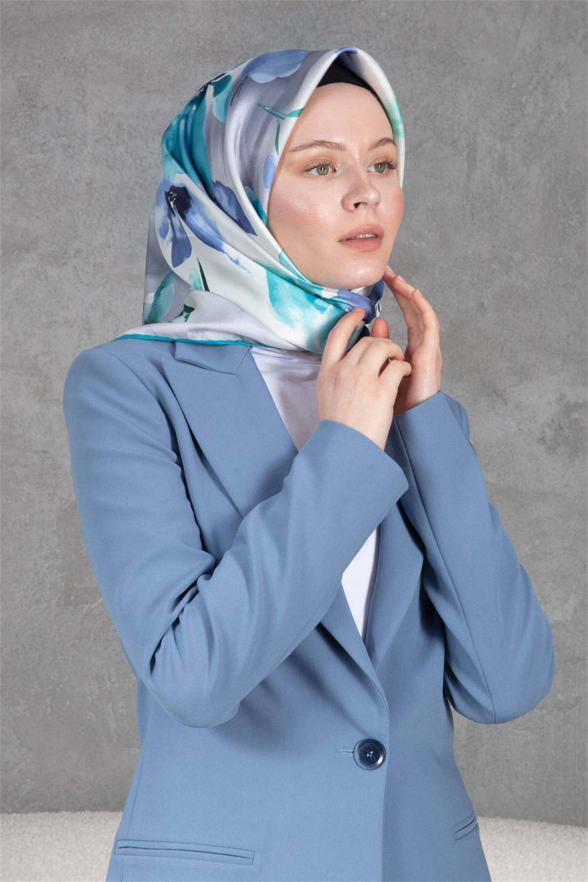 %100 Twill İpek Çiçek Desenli Gri - İndigo Renkli 90x90 Dikim Şekli : El Dikişi Eşarp