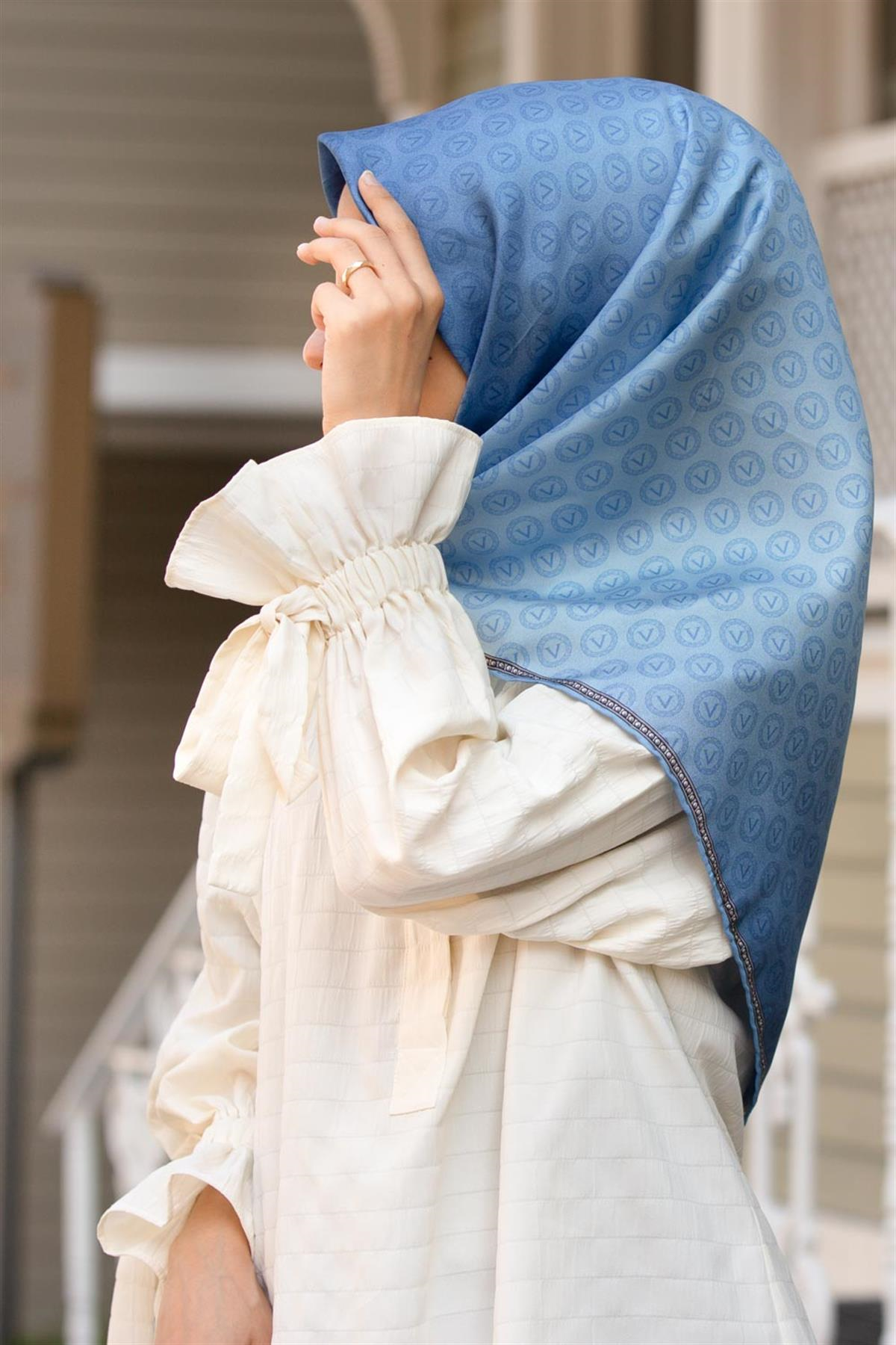 % 57 İPEK % 43 VİSKON Twill İpek Monogram Desenli Bebe Mavisi Renkli 90x90 Eşarp Dikim Şekli : El Dikişi