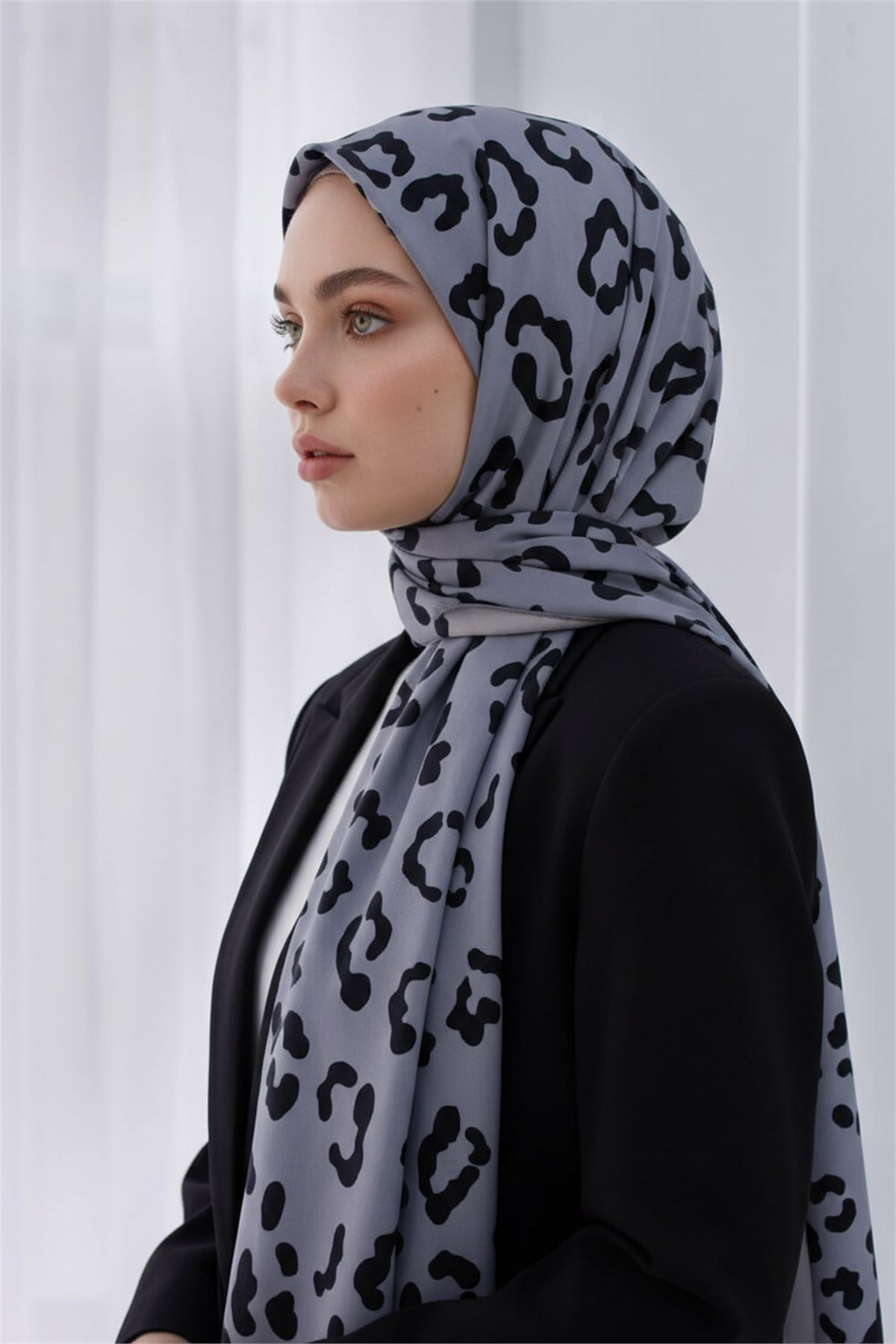 KREP LEOPAR DESENLİ GÜMÜŞ RENKLİ 75X195 KIRIŞMAZ ŞAL