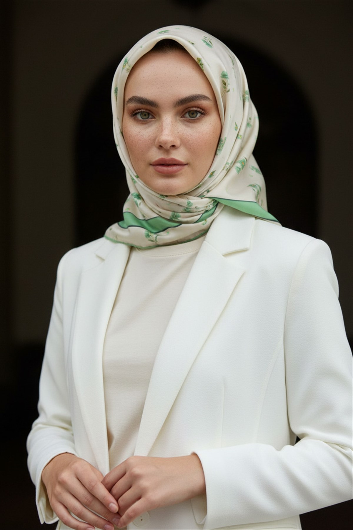100% Twill İpek Bordürlü Çıtır Çiçek Desenli Benetton Yeşili Renkli 90x90 Dikim Şekli : El Dikişi Eşarp