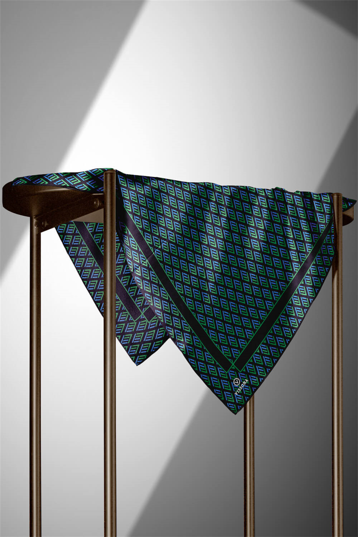 % 57 İPEK % 43 VİSKON Twill İpek Geometrik Desenli Zümrüt Yeşili - Saks Renkli 90x90 Eşarp Dikim Şekli : El Dikişi