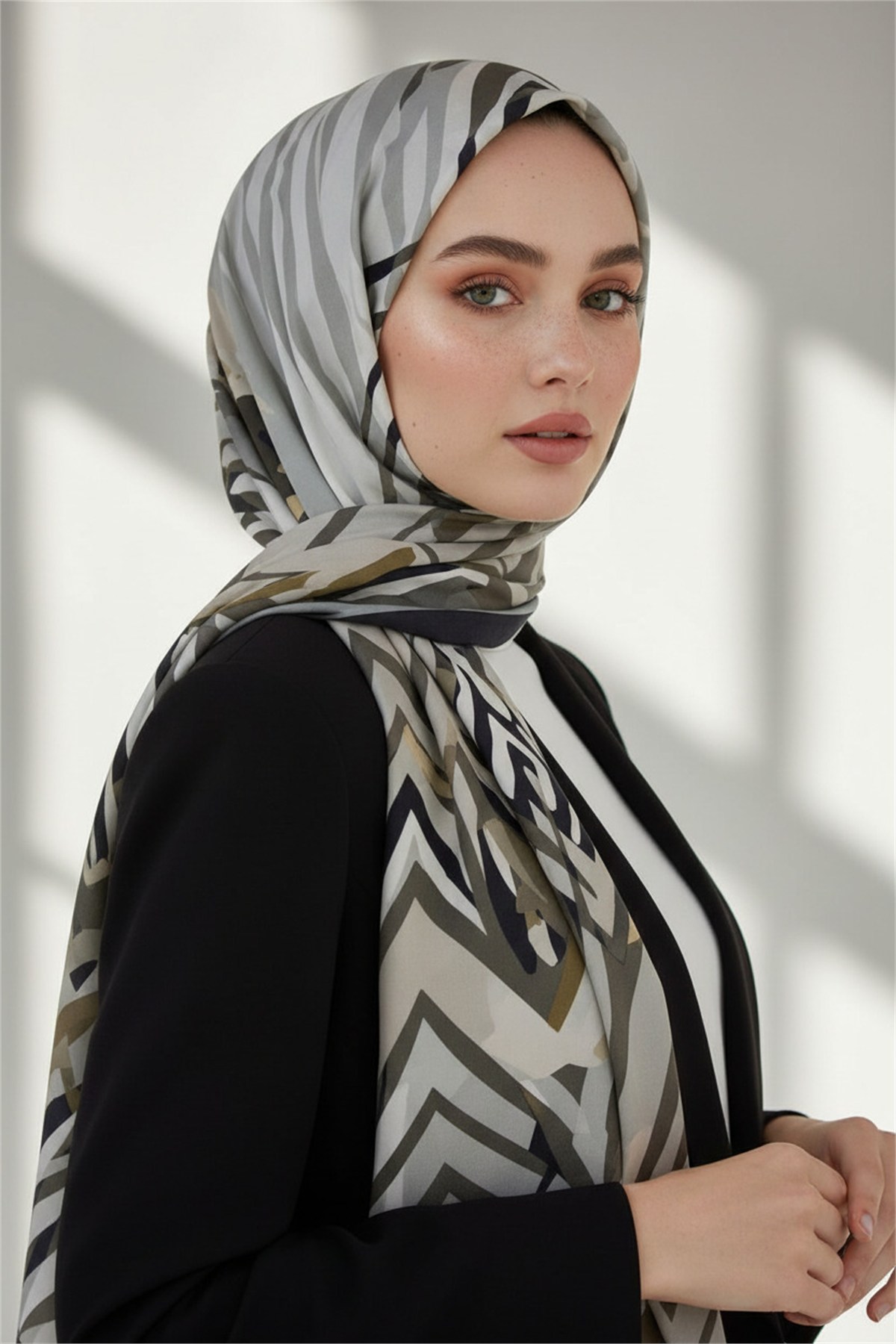 KREP ZEBRA VE ÇİÇEK DESENLİ GRİ RENKLİ 75X195 KIRIŞMAZ ŞAL