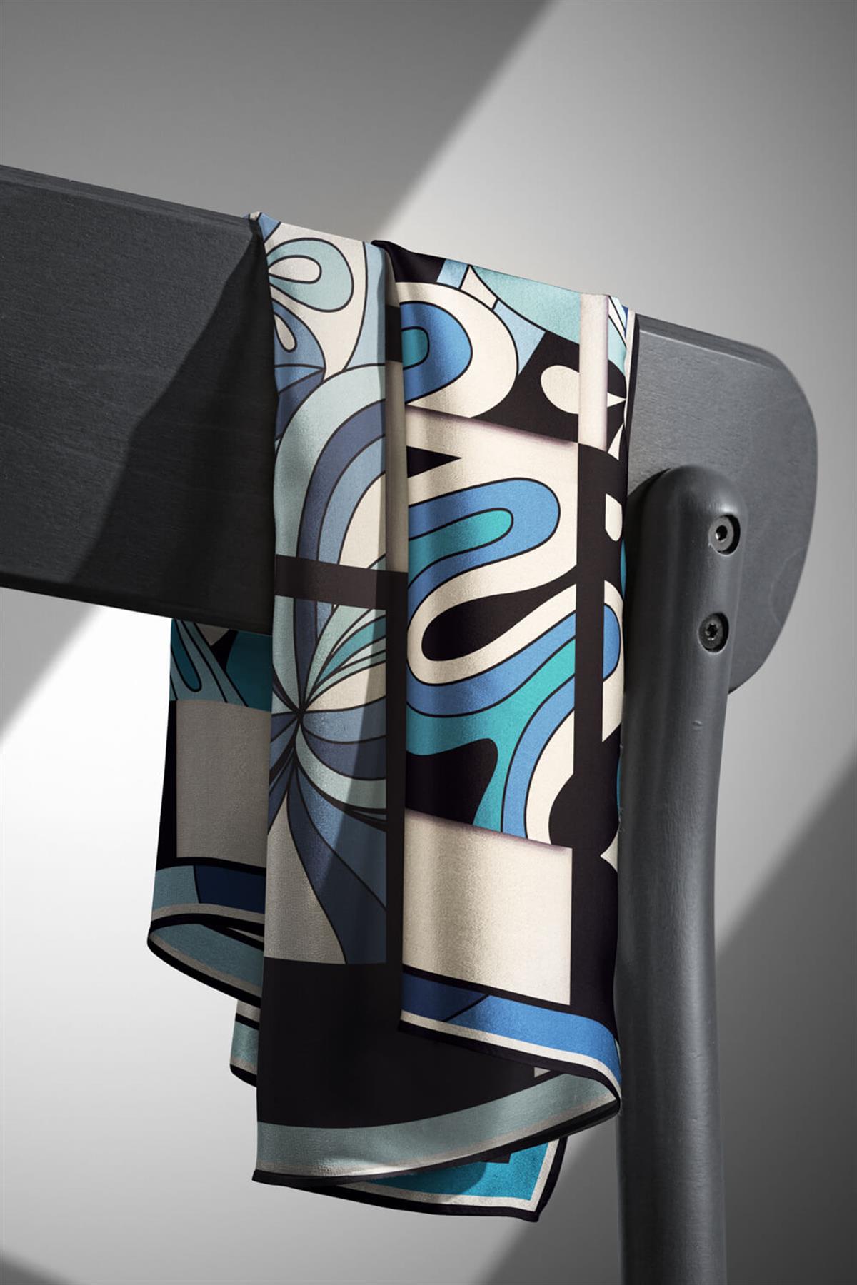 100% Twill İpek Geometrik Desenli Bebe Mavisi - İndigo Renkli 90x90 Dikim Şekli : El Dikişi Eşarp