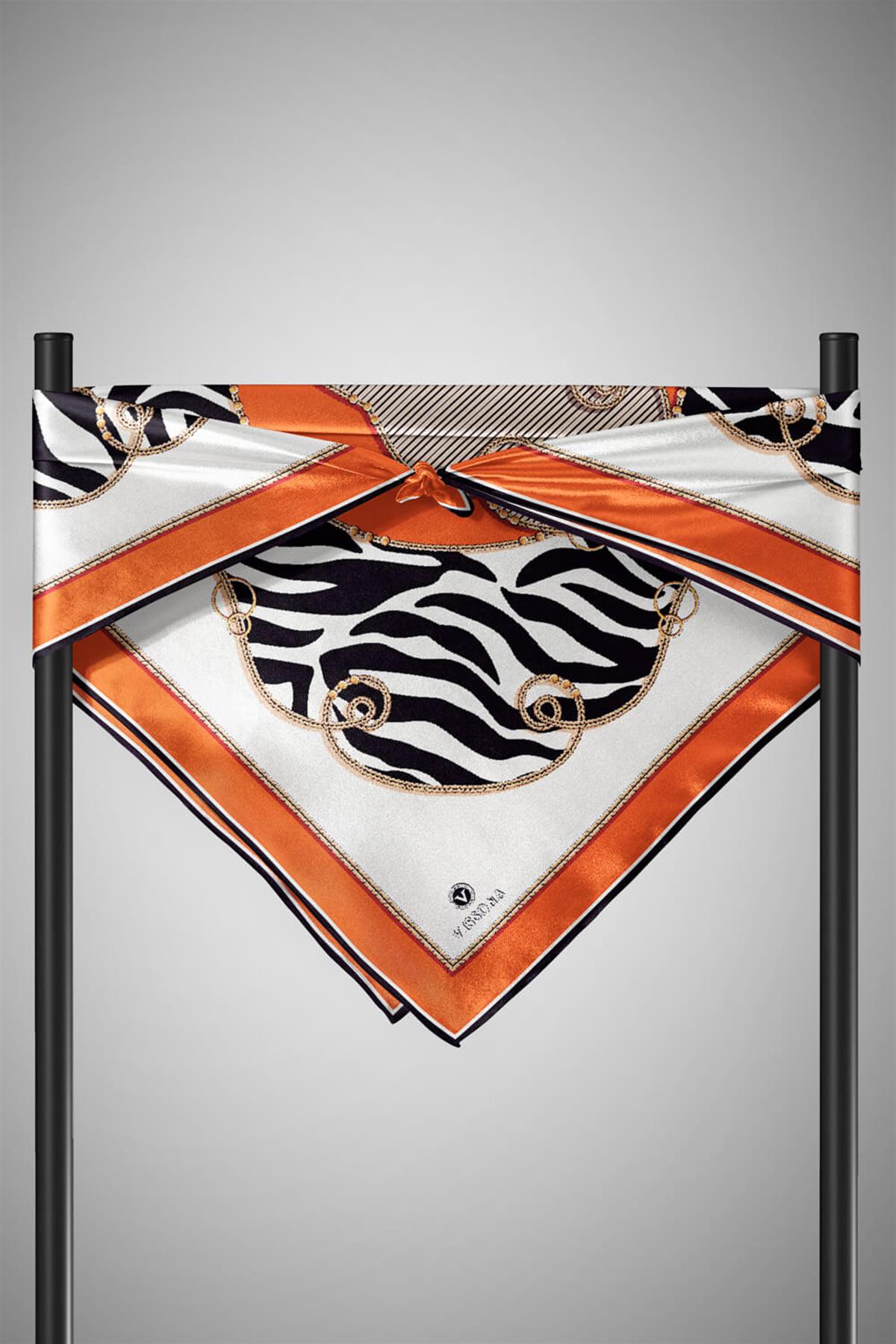 %100 Twill İpek Zincirli Ve Zebra Desenli Taba - Siyah Renkli 90x90 Eşarp Dikim Şekli : El Dikişi