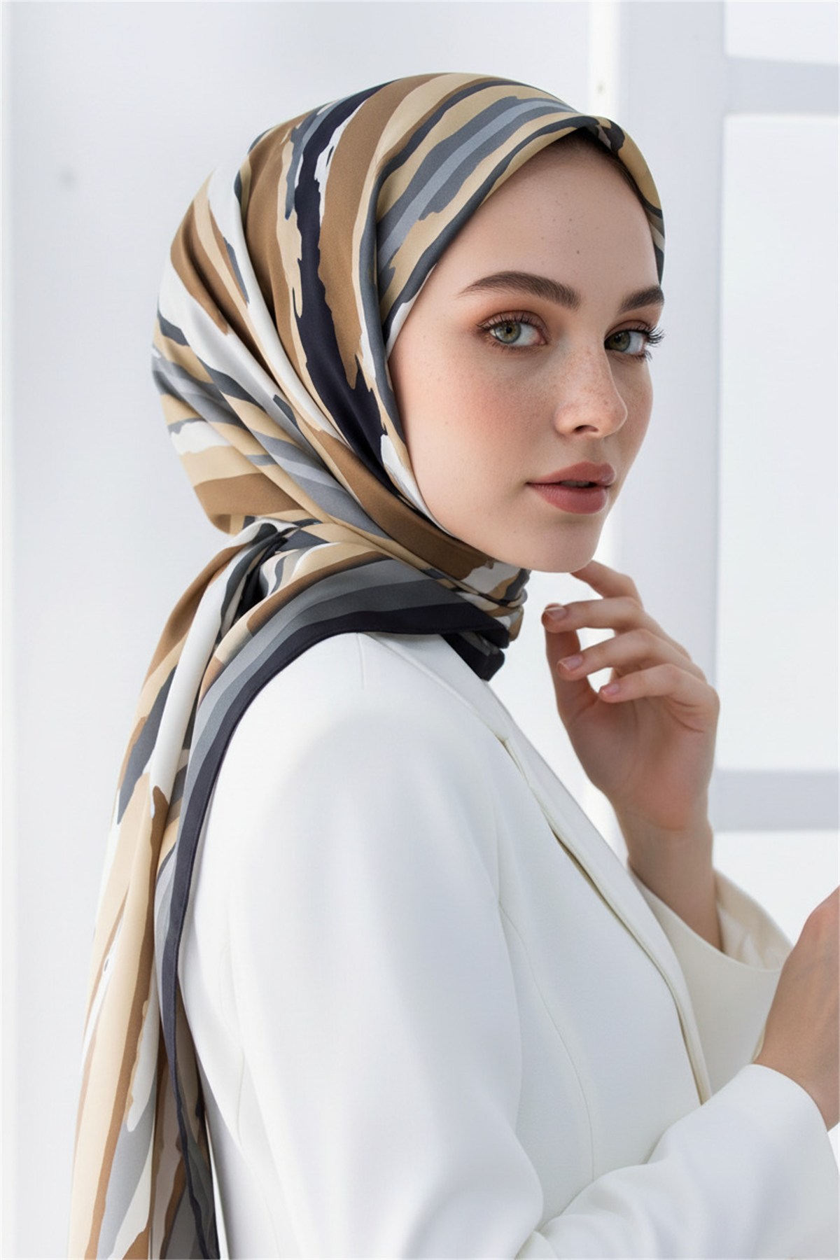 KREP GEOMETRİK DESENLİ FÜME RENKLİ 75X195 KIRIŞMAZ ŞAL