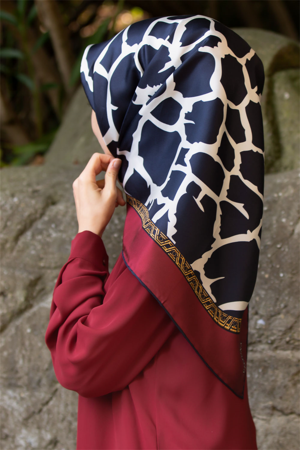 %100 Twill Taş Desenli Lacivert - Bordo Renkli 90x90 Eşarp Dikim Şekli: El Dikişi