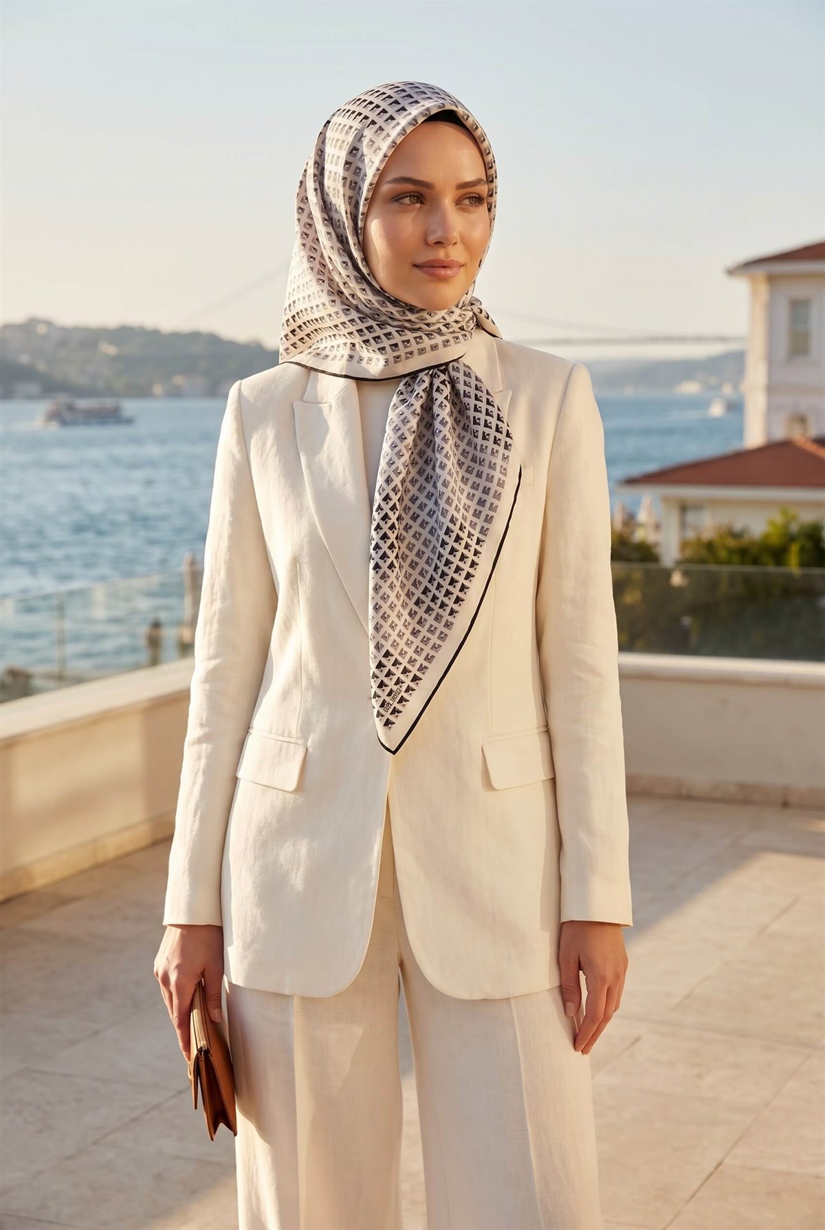 %100 Twill İpek Geometrik Desenli Beyaz - Siyah Renkli 90x90 Eşarp Dikim Şekli : El Dikişi
