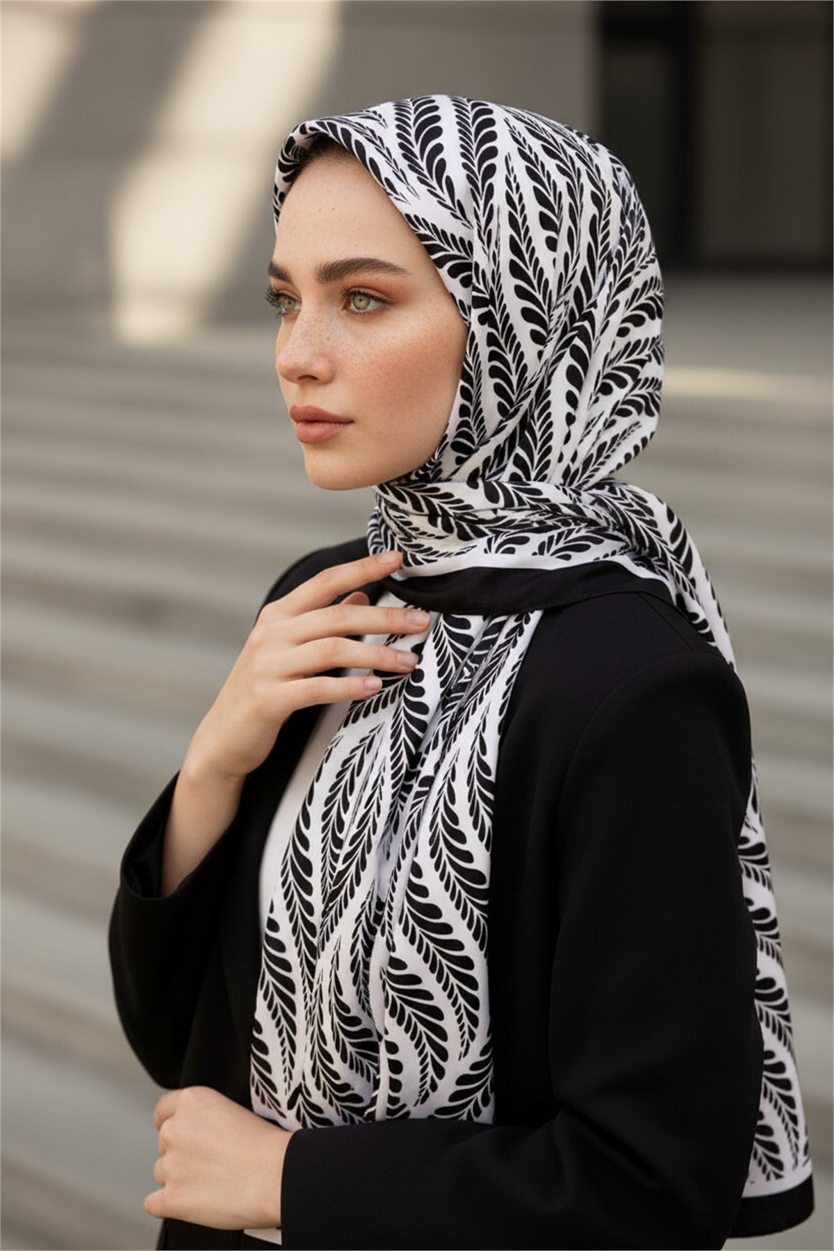 KREP GEOMETRİK DESENLİ SİYAH - BEYAZ RENKLİ 75X195 KIRIŞMAZ ŞAL