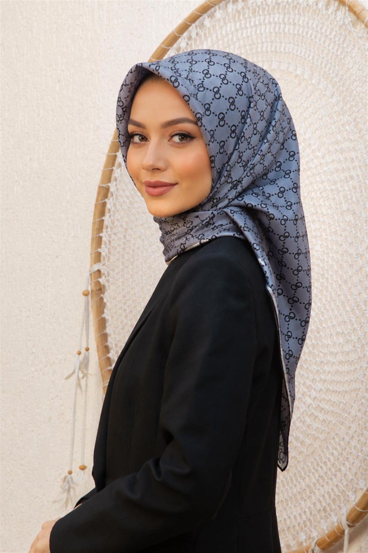%57 İPEK %43 VİSKON Twill İpek Leopar Desenli Siyah - Gri Renkli 90x90 Eşarp Dikim Şekli : El Dikişi